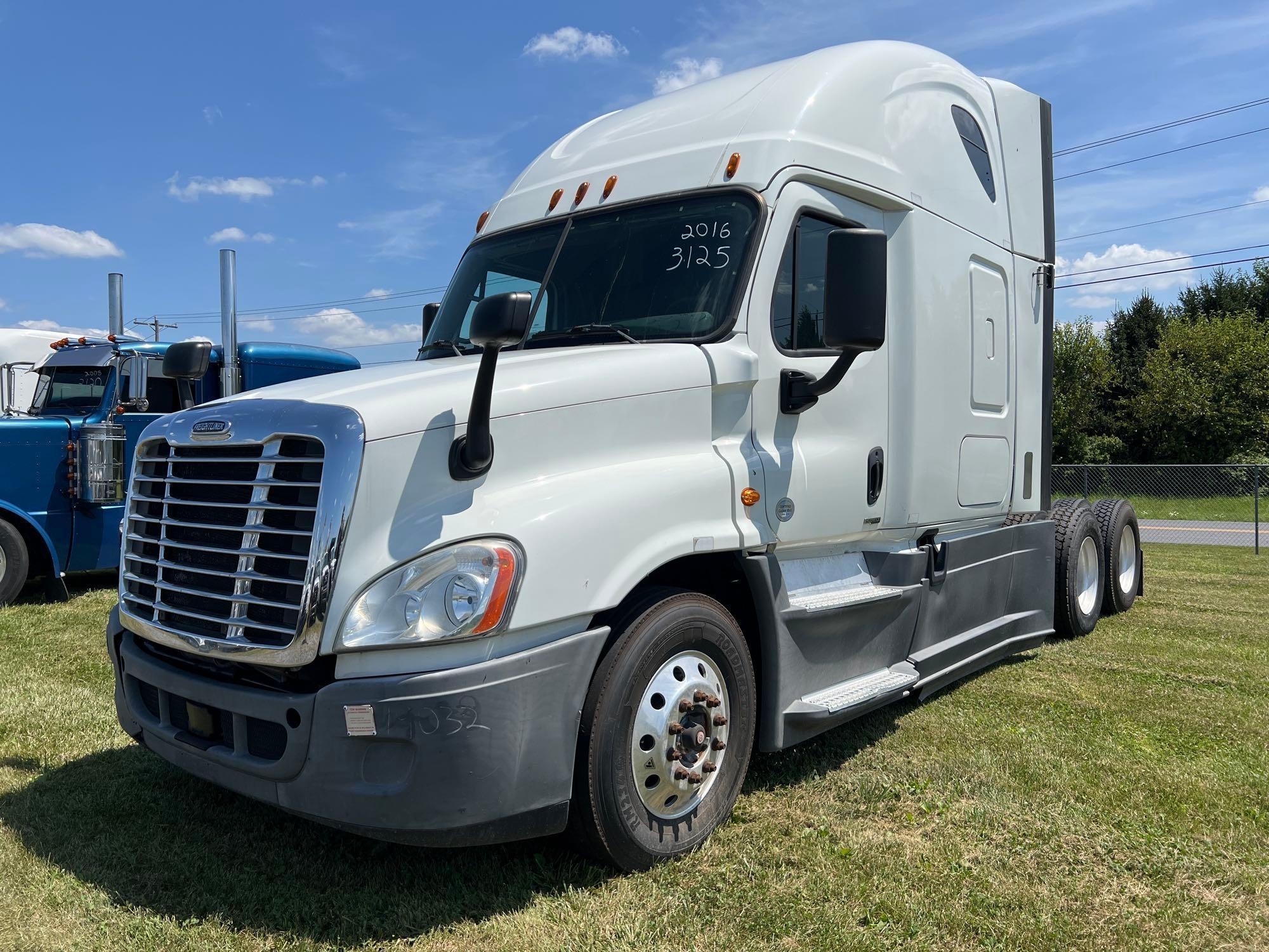 2016 Freightliner Cascadia Tandem Axle Road Tractor (A47477)