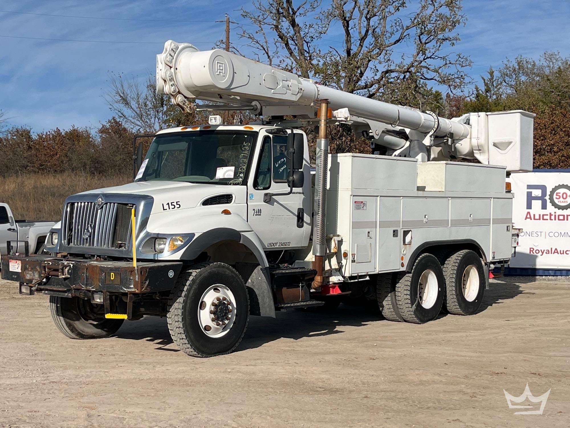 2006 International 7400 T/A Altec AM55 55ft. Material Handling Bucket Truck (A55973)