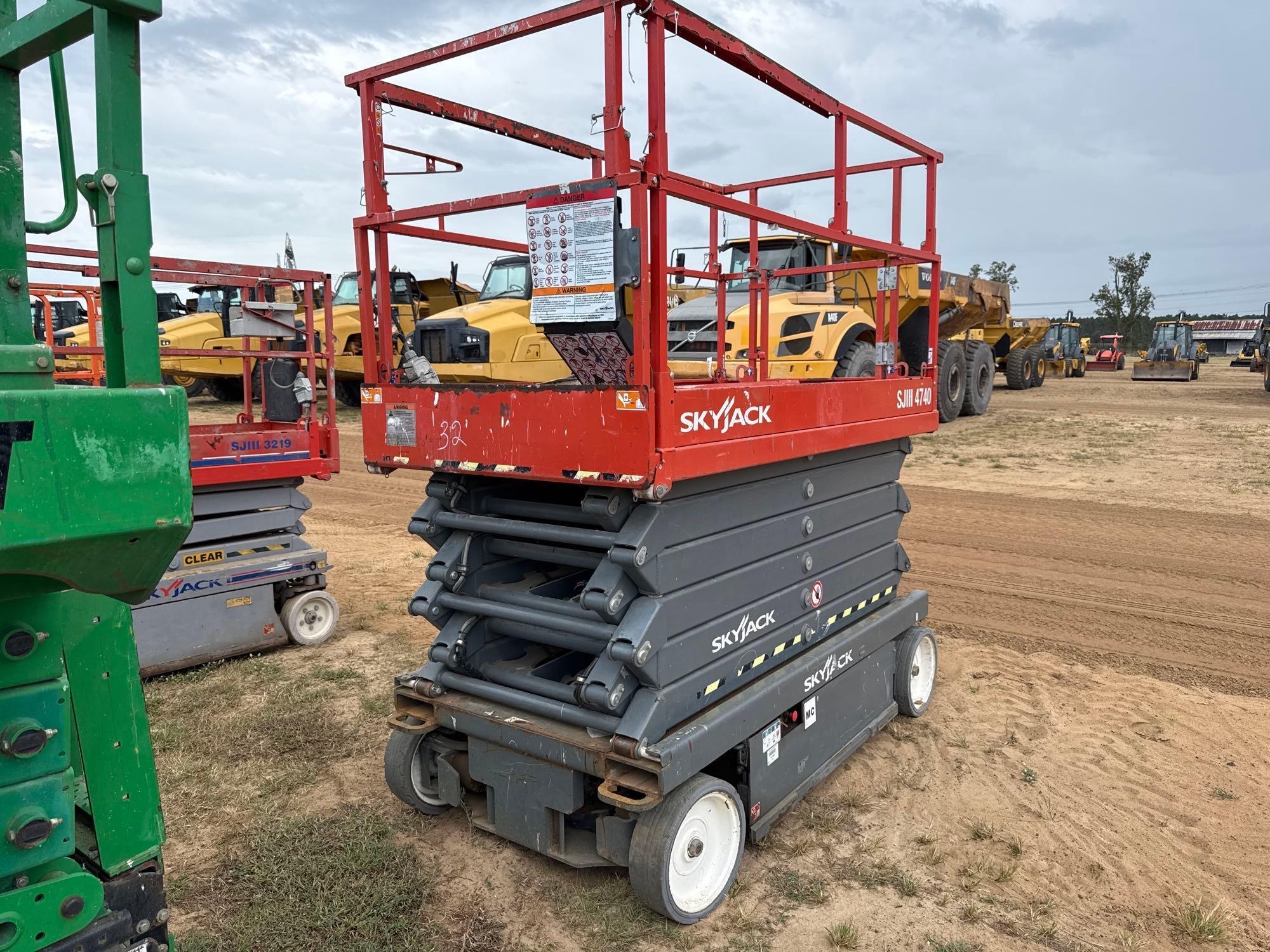 2017 SKYJACK SJIII4740 ELECTRIC SCISSOR LIFT (A52705)