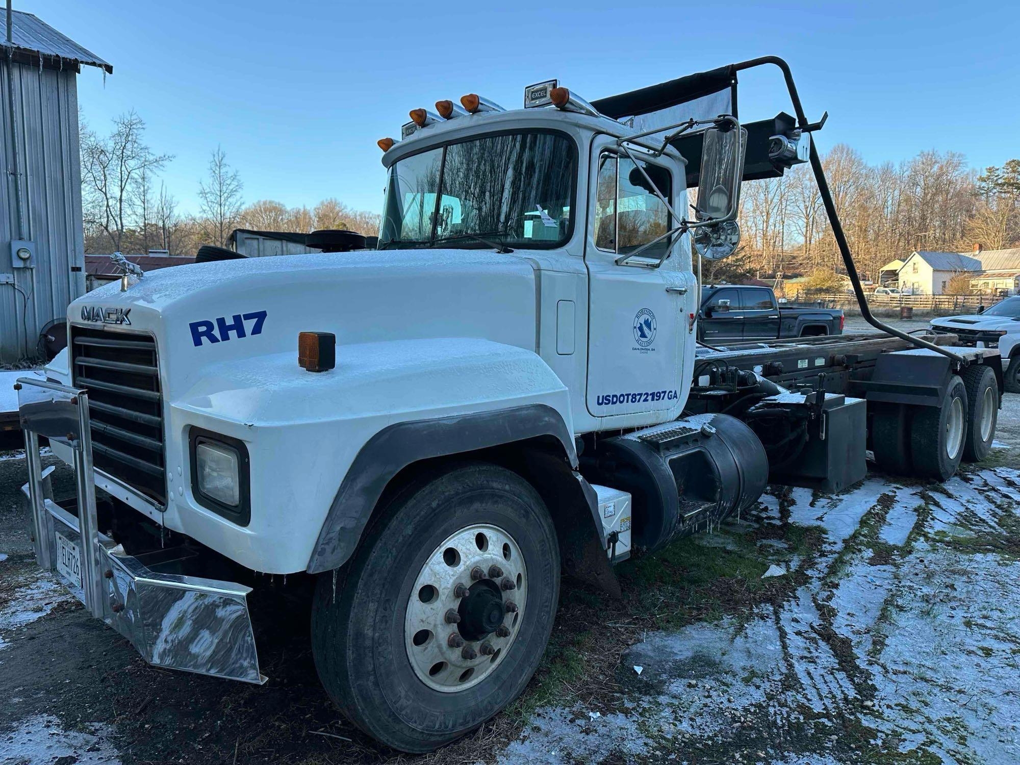 2000 Mack RD688S Roll Off Truck, VIN # 1M2P267C7YM053032 (A61165)