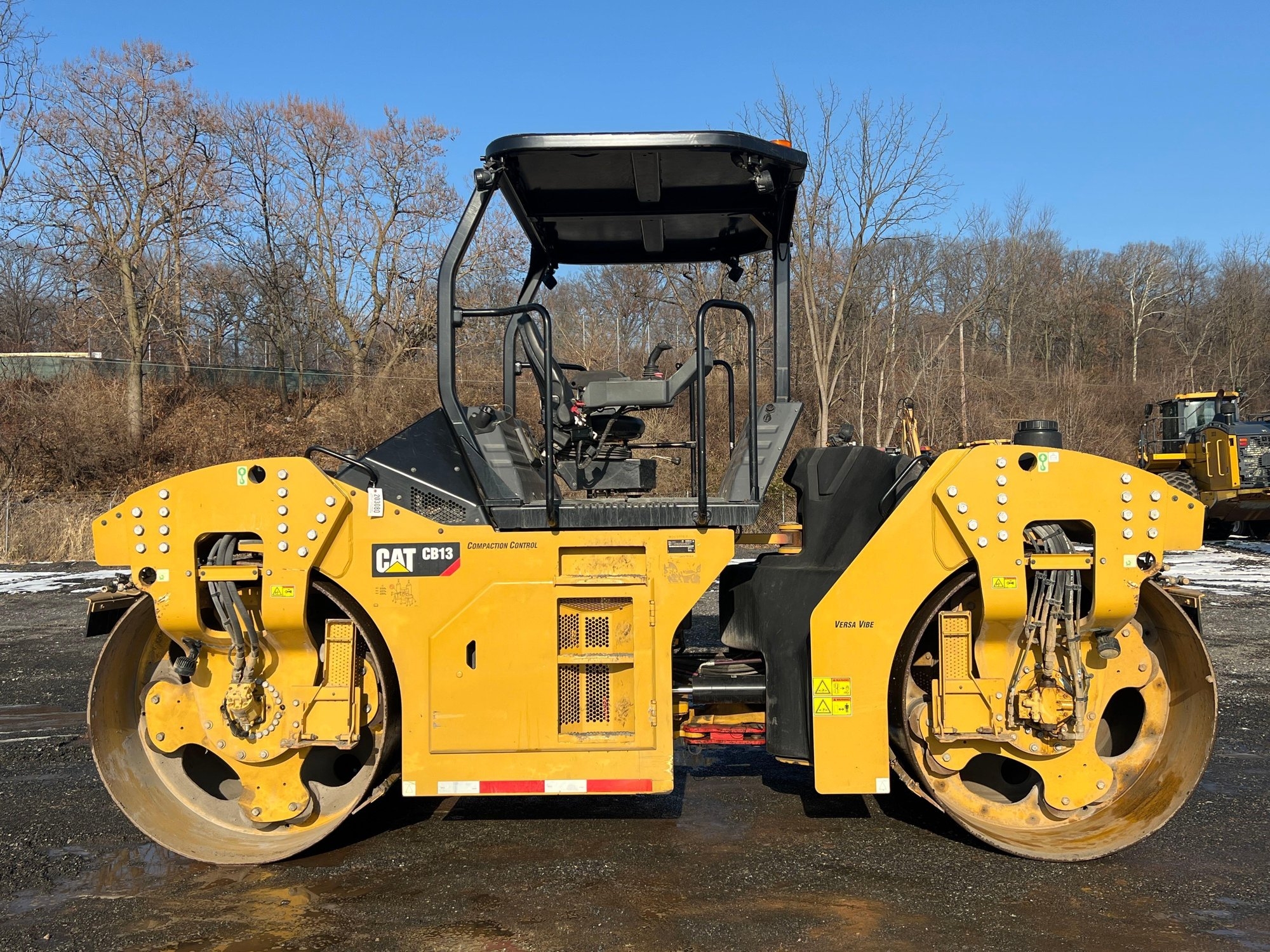 2020 CATERPILLAR CB13 SMOOTH DBL DRUM ROLLER (A60429)