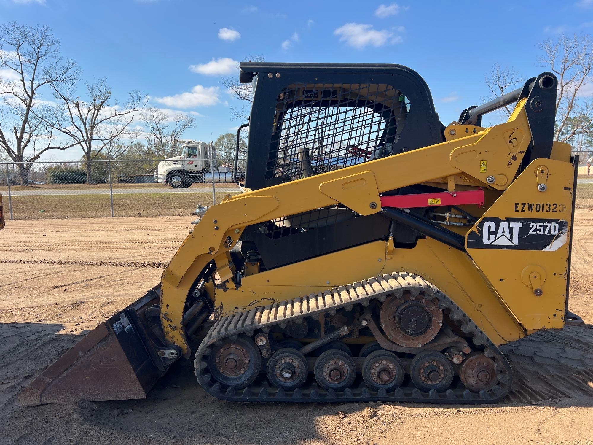 2015 CATERPILLAR 257D SKID STEER (A52709)