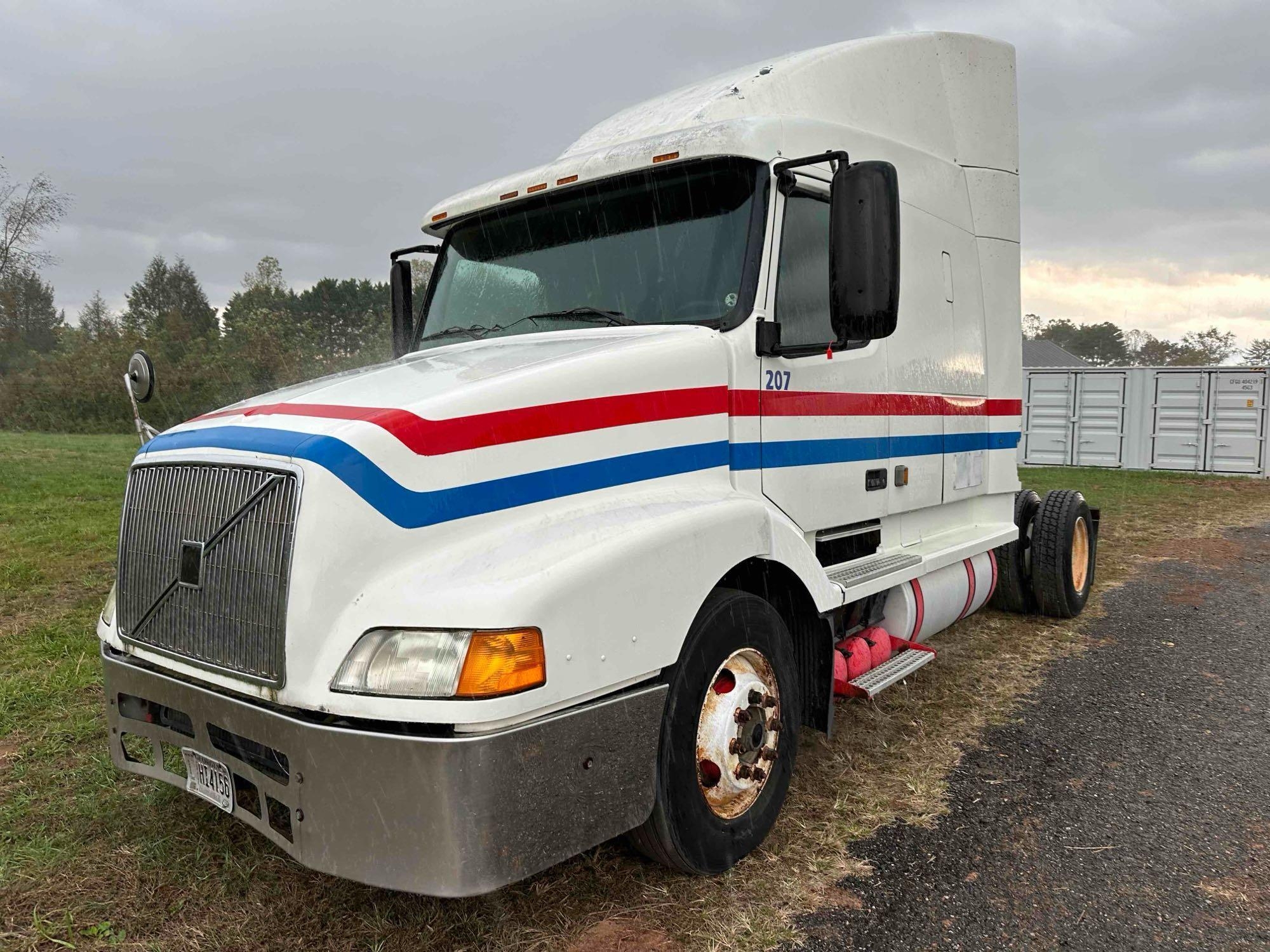 2000 Volvo VNL Sleeper Cab Truck, VIN # 4V4N21JF6YN250208 (A61165)