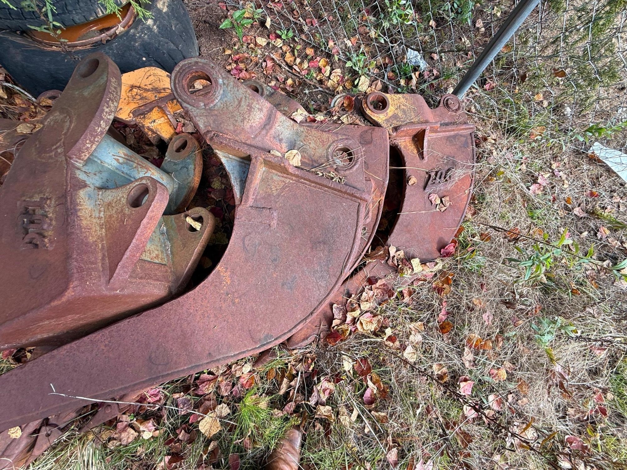 Excavator trenching bucket- one bucket per lot (A63689)