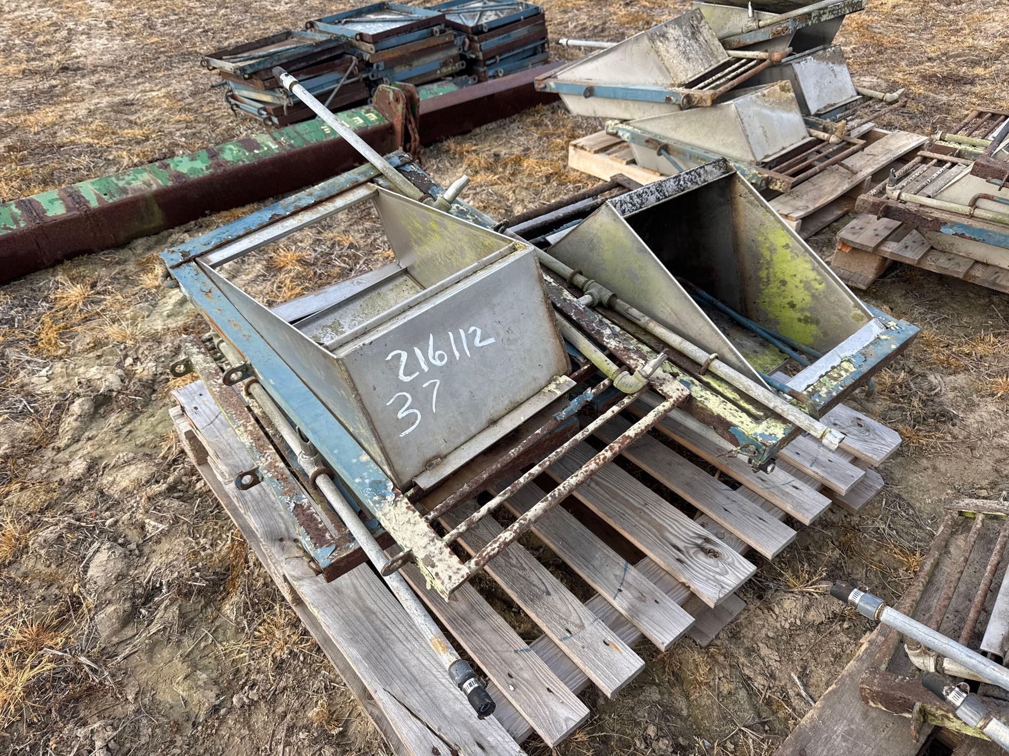 PALLET OF STAINLESS STEEL FEEDERS & WATERERS (A64278)