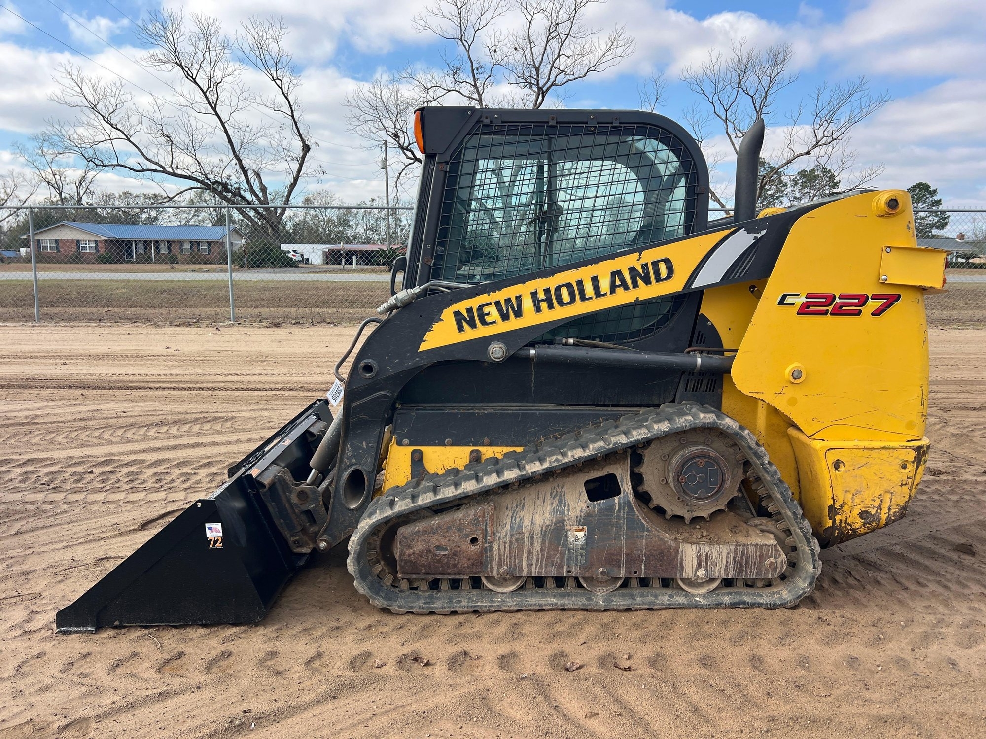 2011 NEW HOLLAND C227 SKID STEER (A52709)