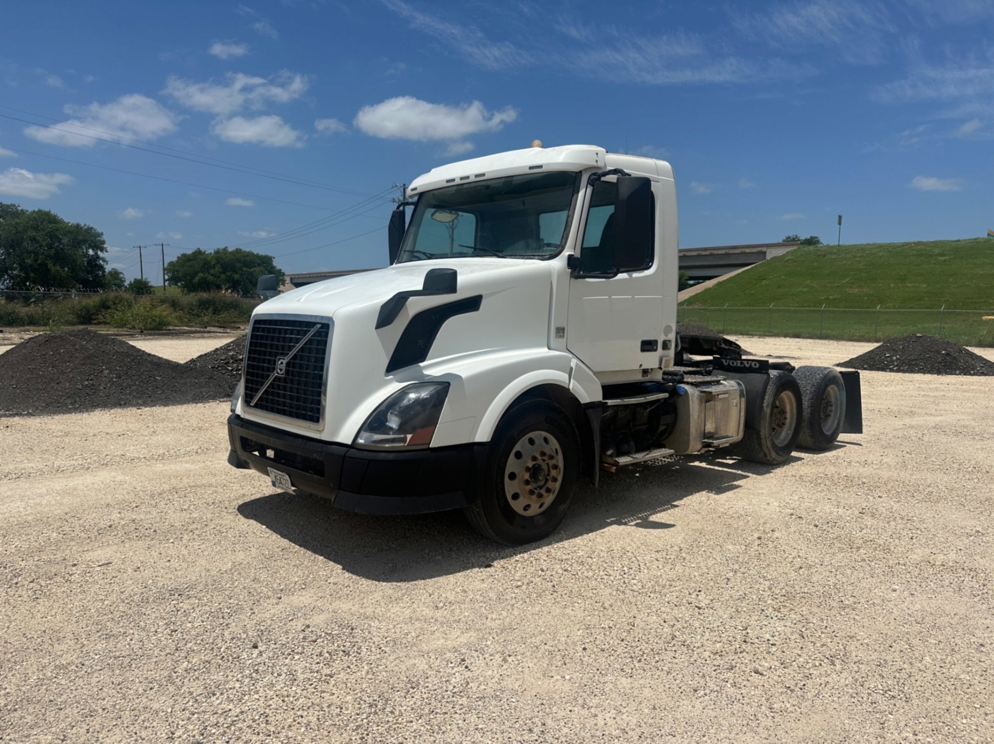 2014 VOLVO VN SERIES DAY CAB (A48992)