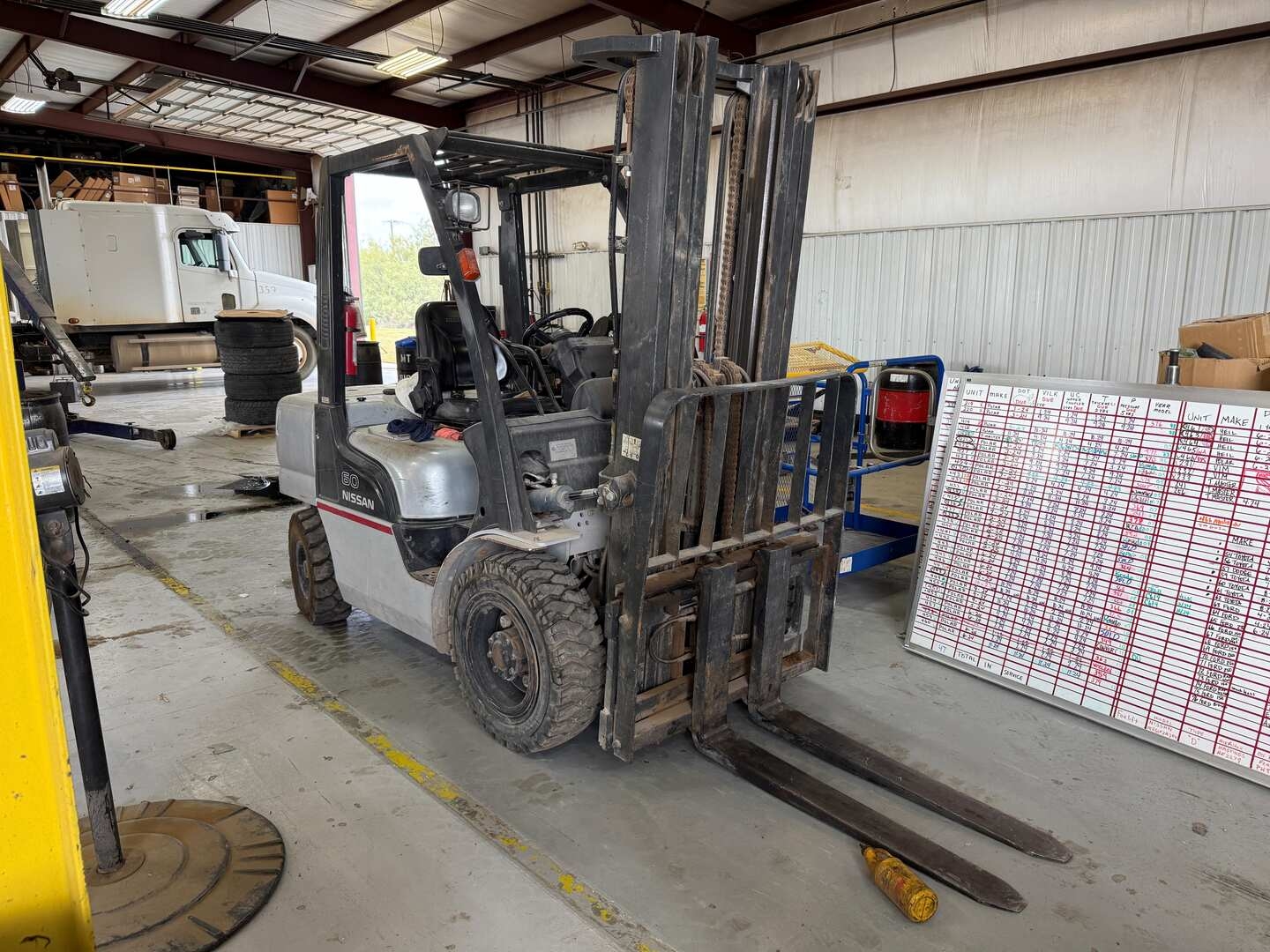NISSAN 60 MAST FORKLIFT (A55745)