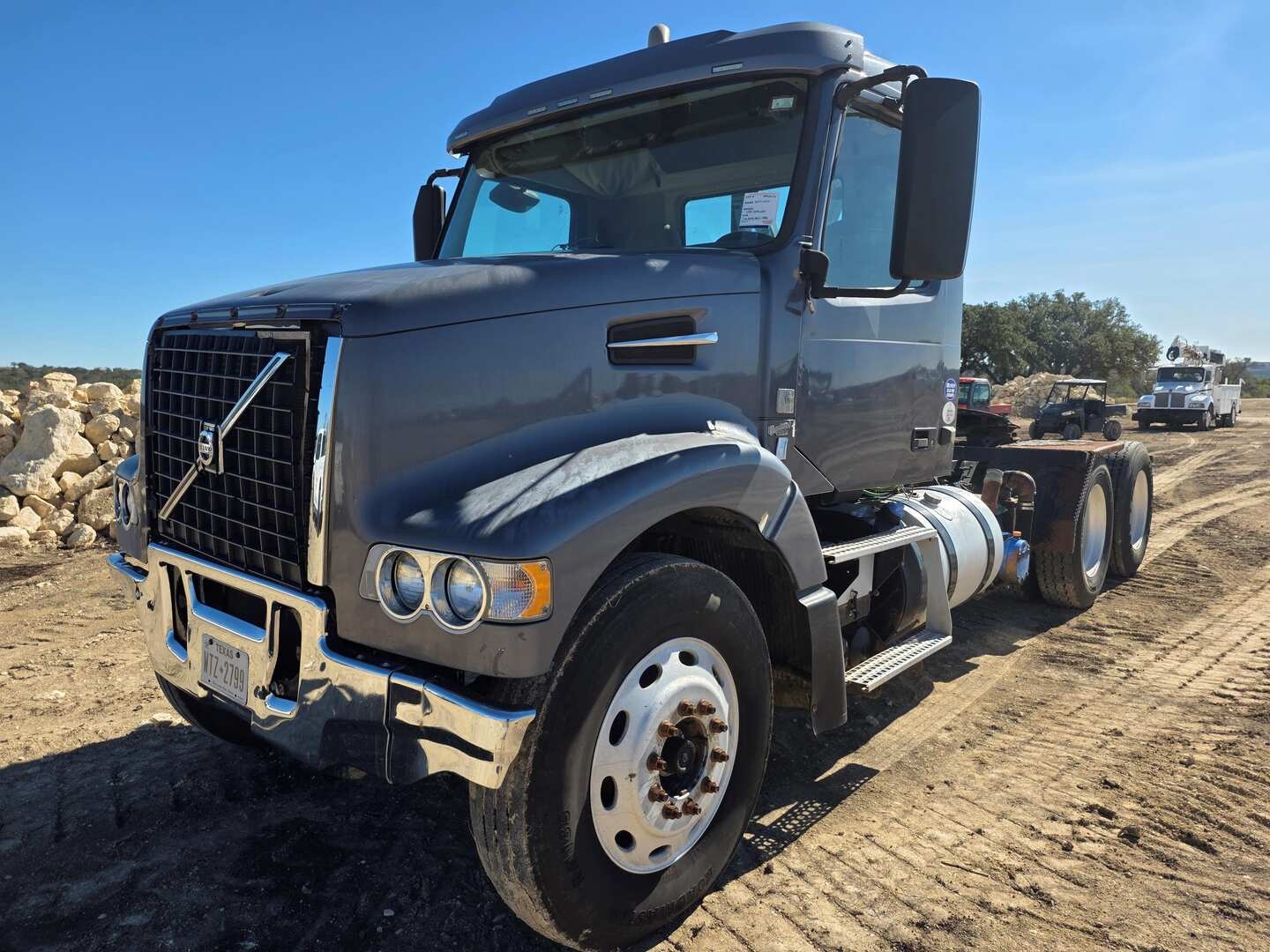 2014 VOLVO VHD DAYCAB (A58214)