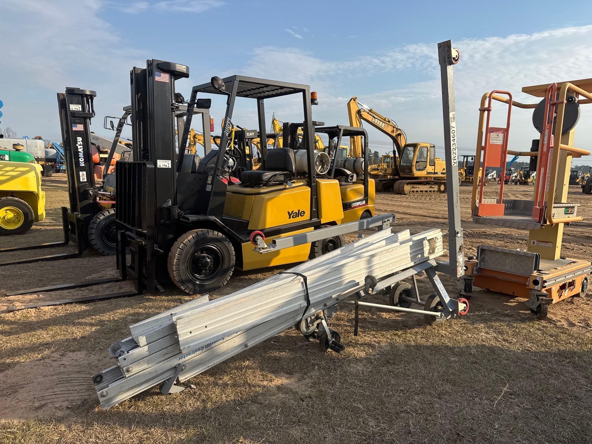 GENIE SLC-24 SUPER LIFT CONTRACTOR MATERIAL LIFT (A62129)