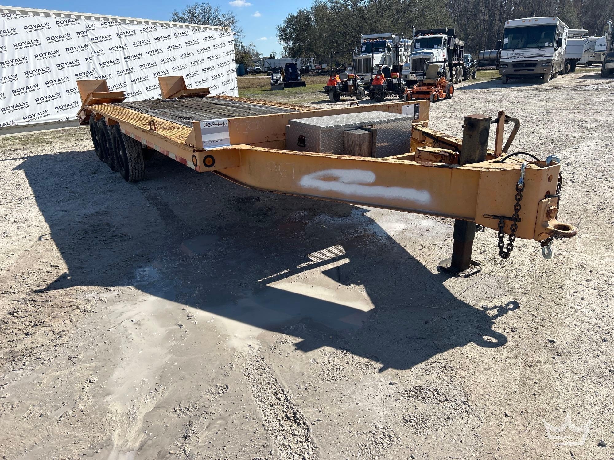 1986 Eager Beaver B9D0W 20ft. 11 Ton Tri Axle Dovetail Tag A Long Tailer (A61568)