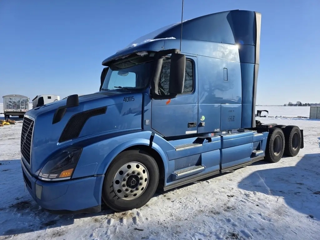2016 Volvo Semi Truck (A66285)