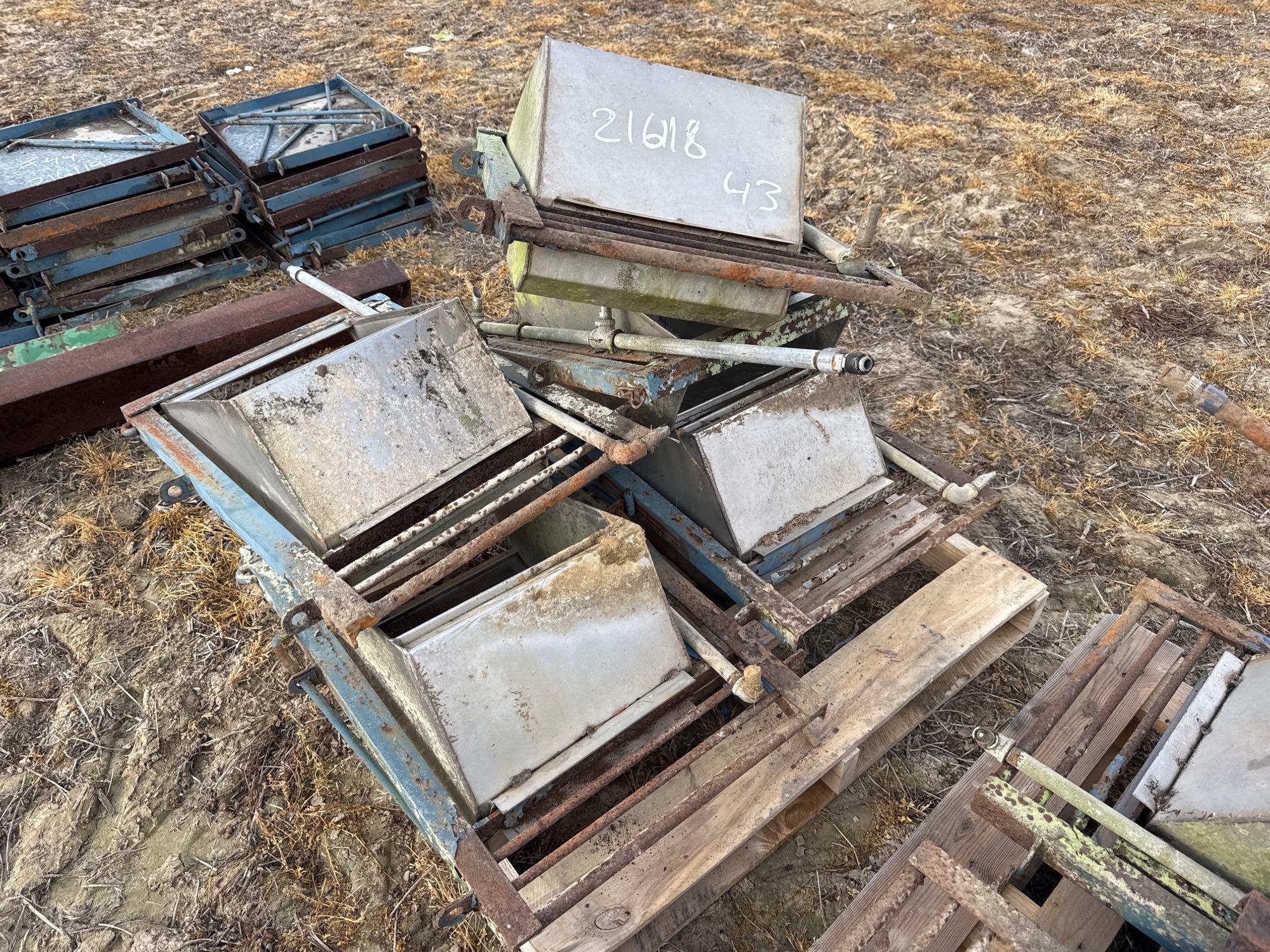 PALLET OF STAINLESS STEEL FEEDERS & WATERERS (A64278)