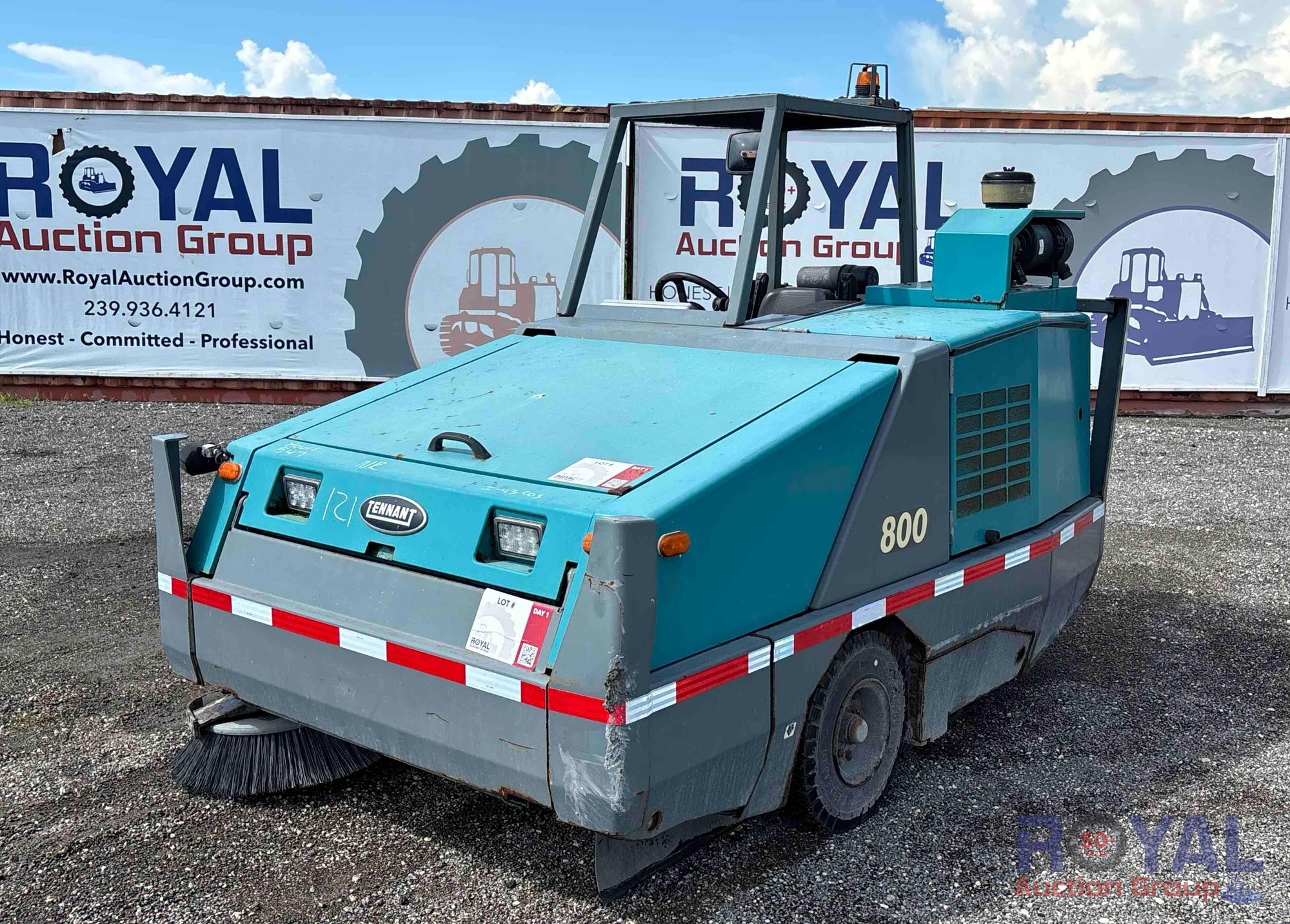 Tennant 800 Ride-On Street Sweeper (A55787)