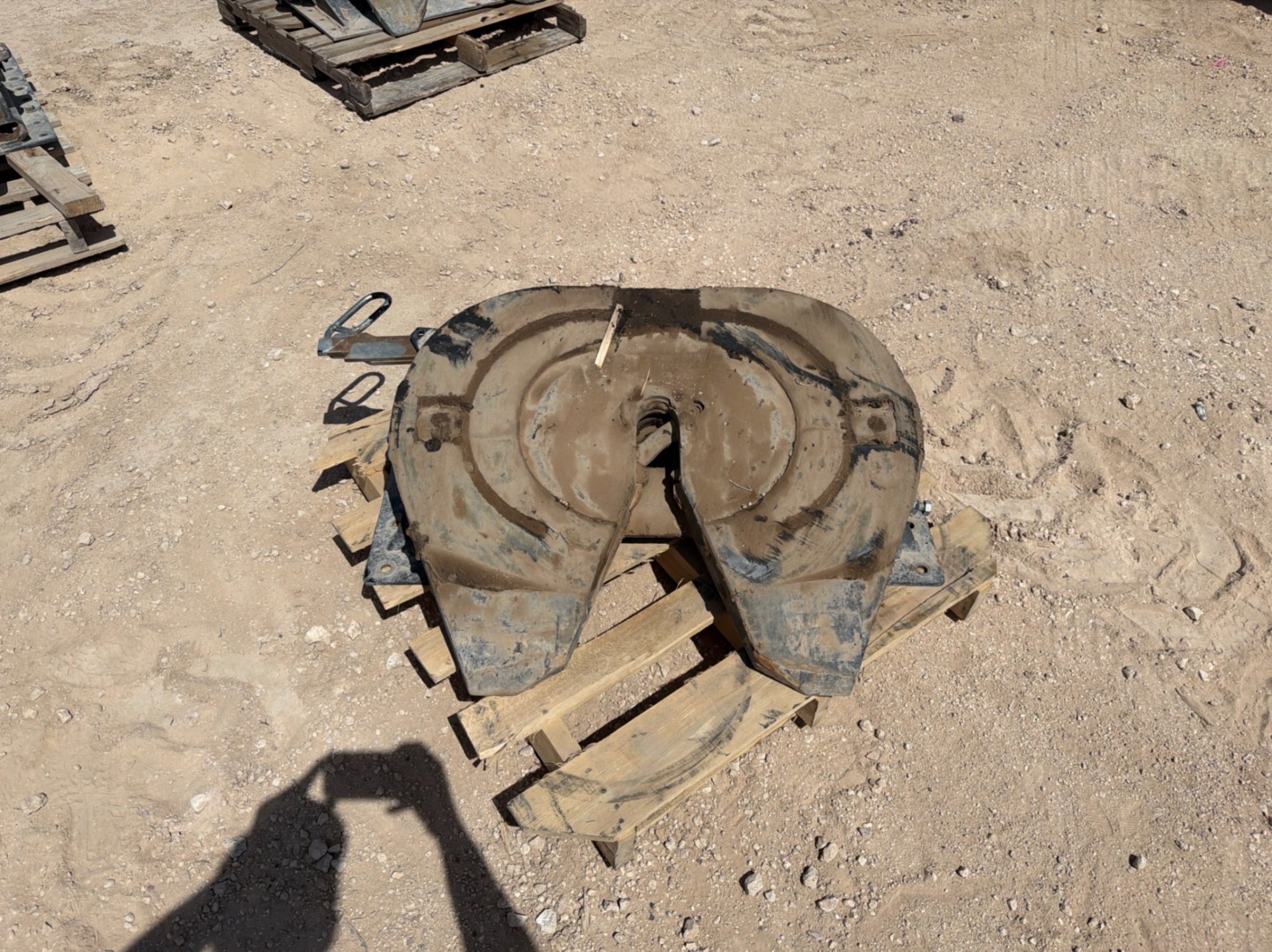 FIFTH WHEEL PLATE AND MOUNT (A65643)