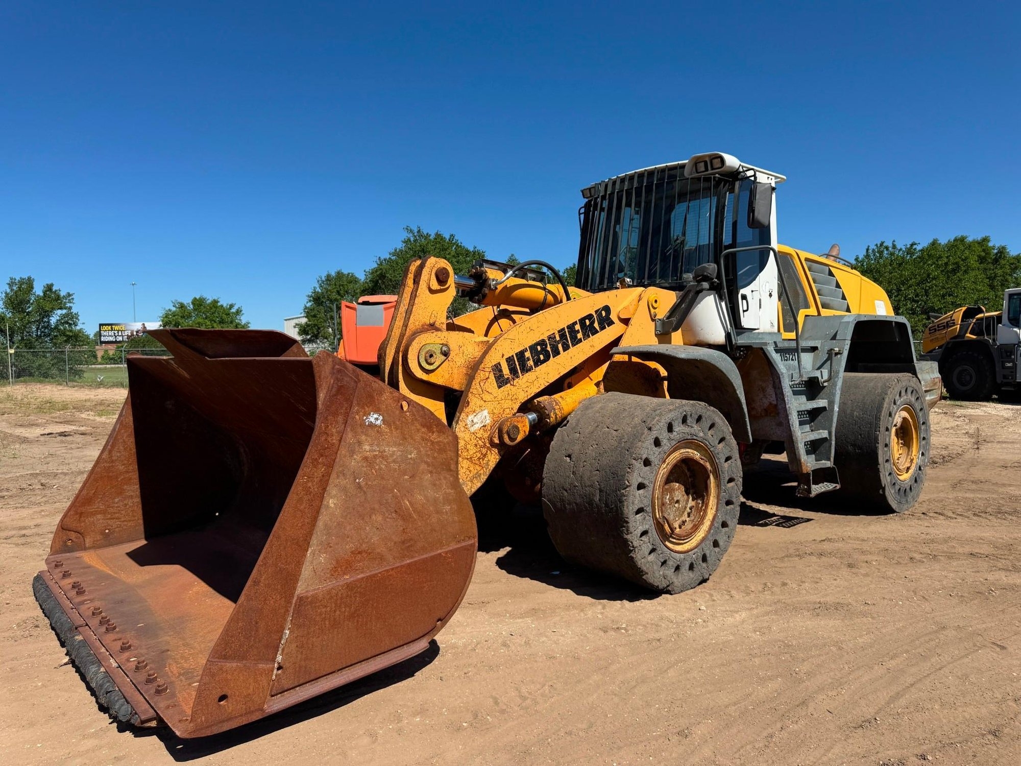 2011 Liebherr L586 (A50397)