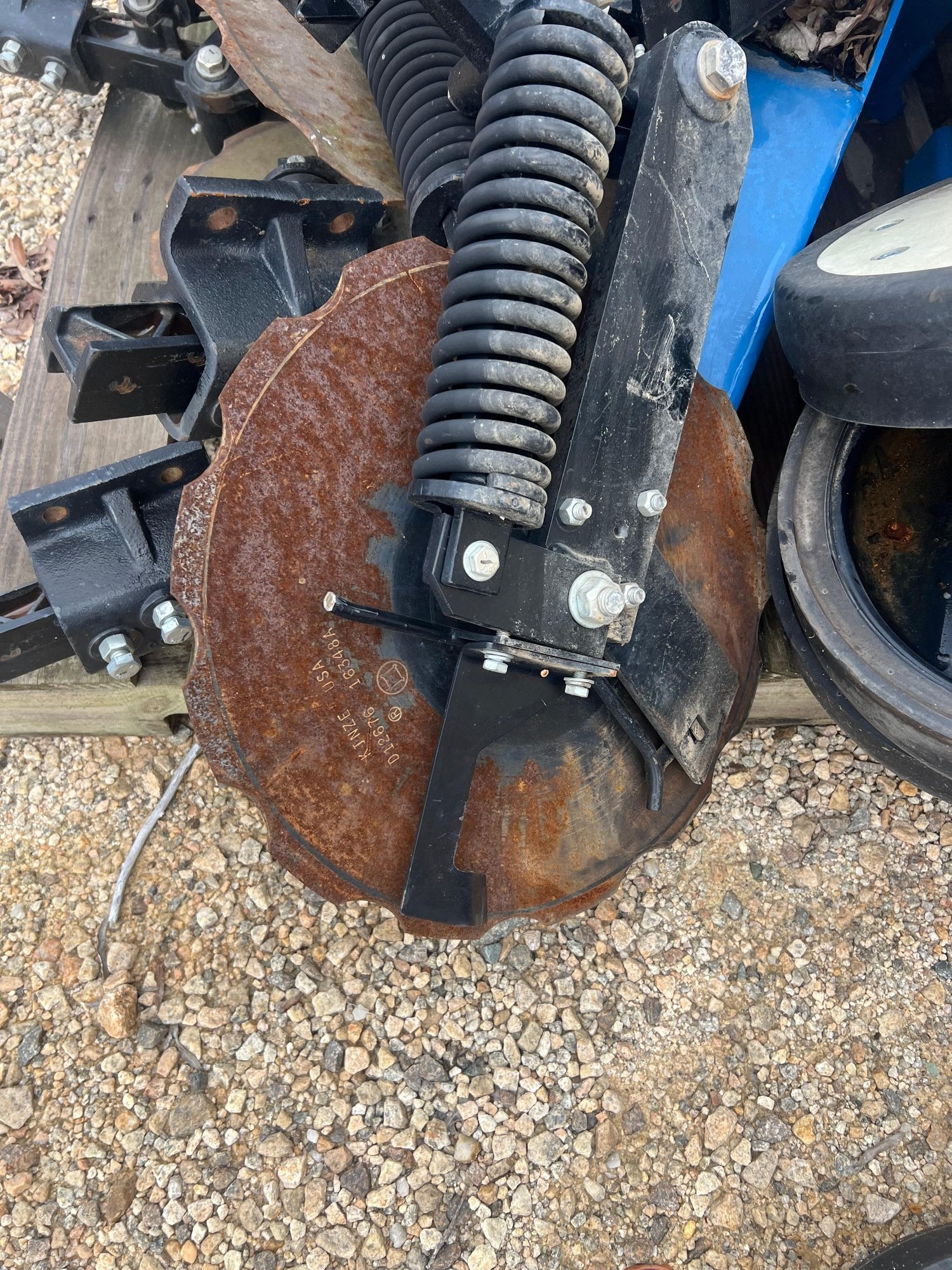 2017 KINZE KNOTCHED SINGLE DISK FERTILIZER OPENER FOR 3000/3500 SERIES PLANTERS (6 ROWS) (A55315)