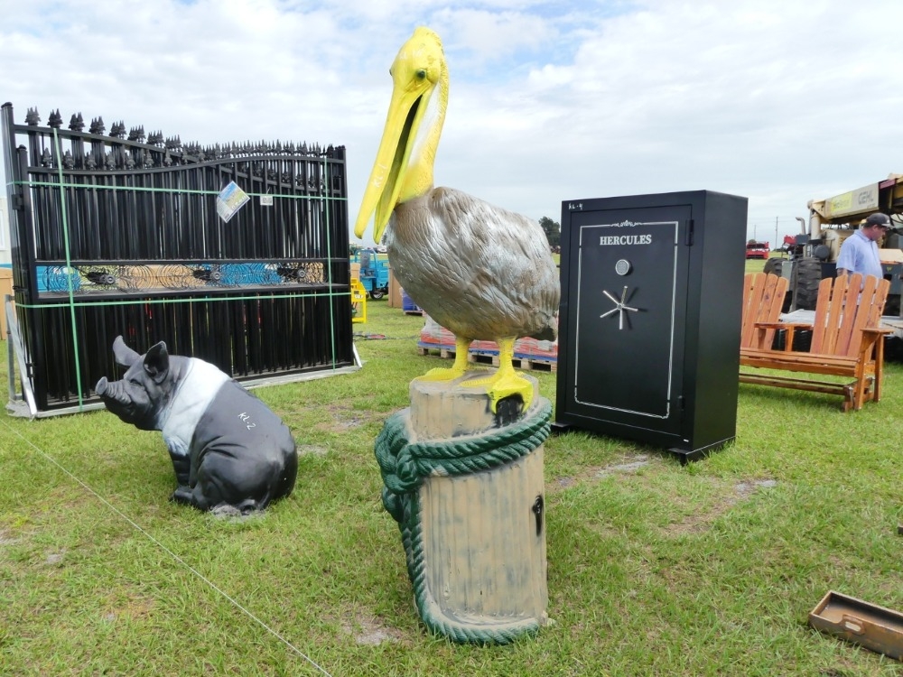 Pelican Statue (A57149)