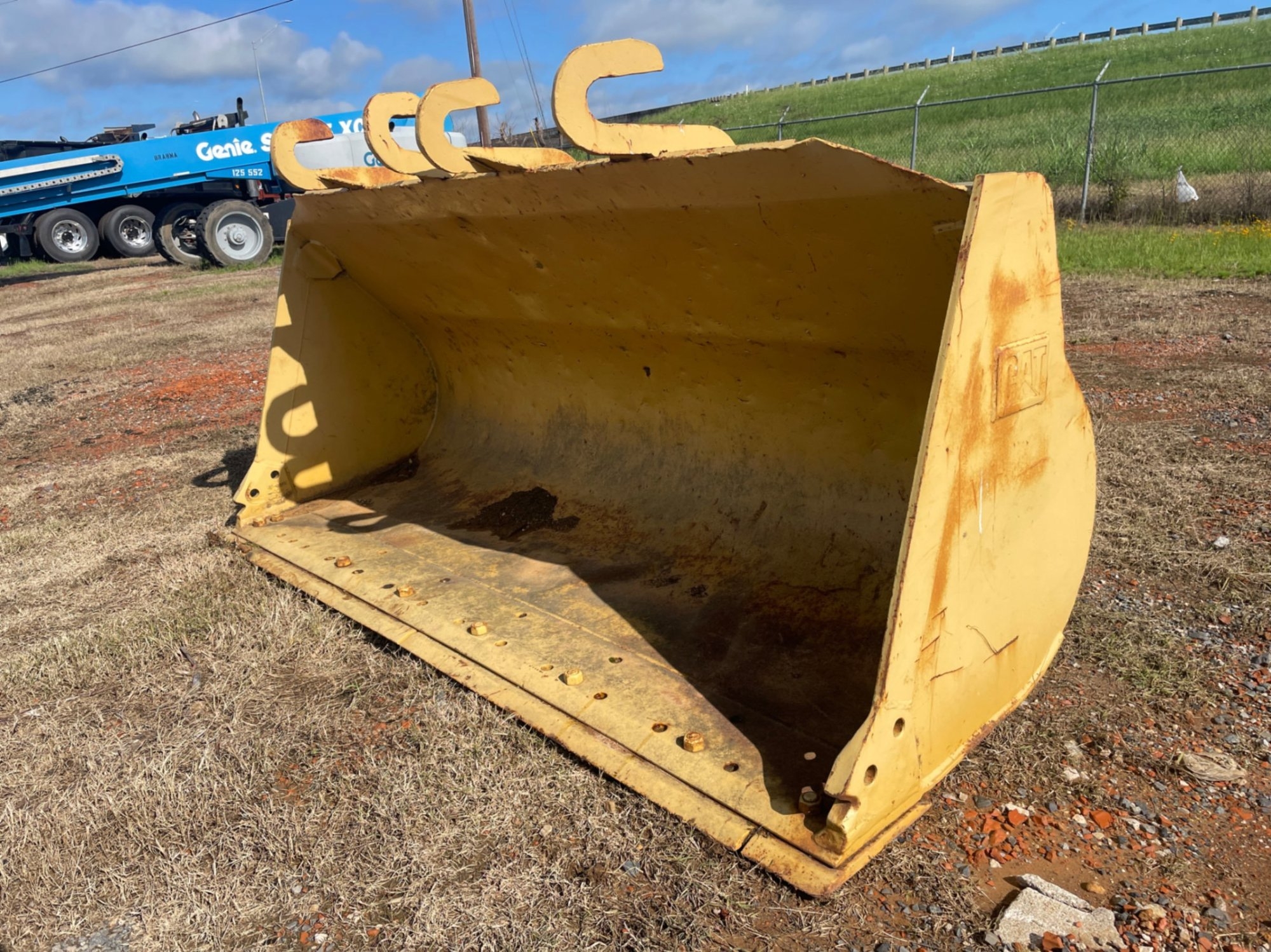 FRONT END LOADER CATERPILLAR BUCKET (A48992)