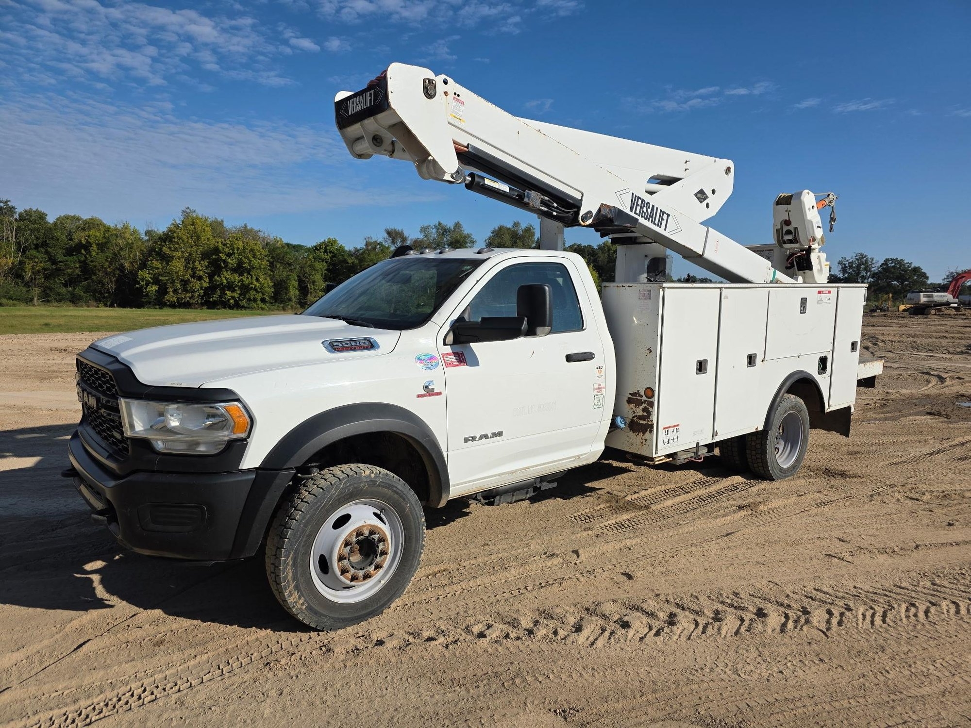 2019 RAM 5500 Bucket Truck with Versalift VST47 Boom - Cummins Diesel - 4X4 - Automatic (A57024)
