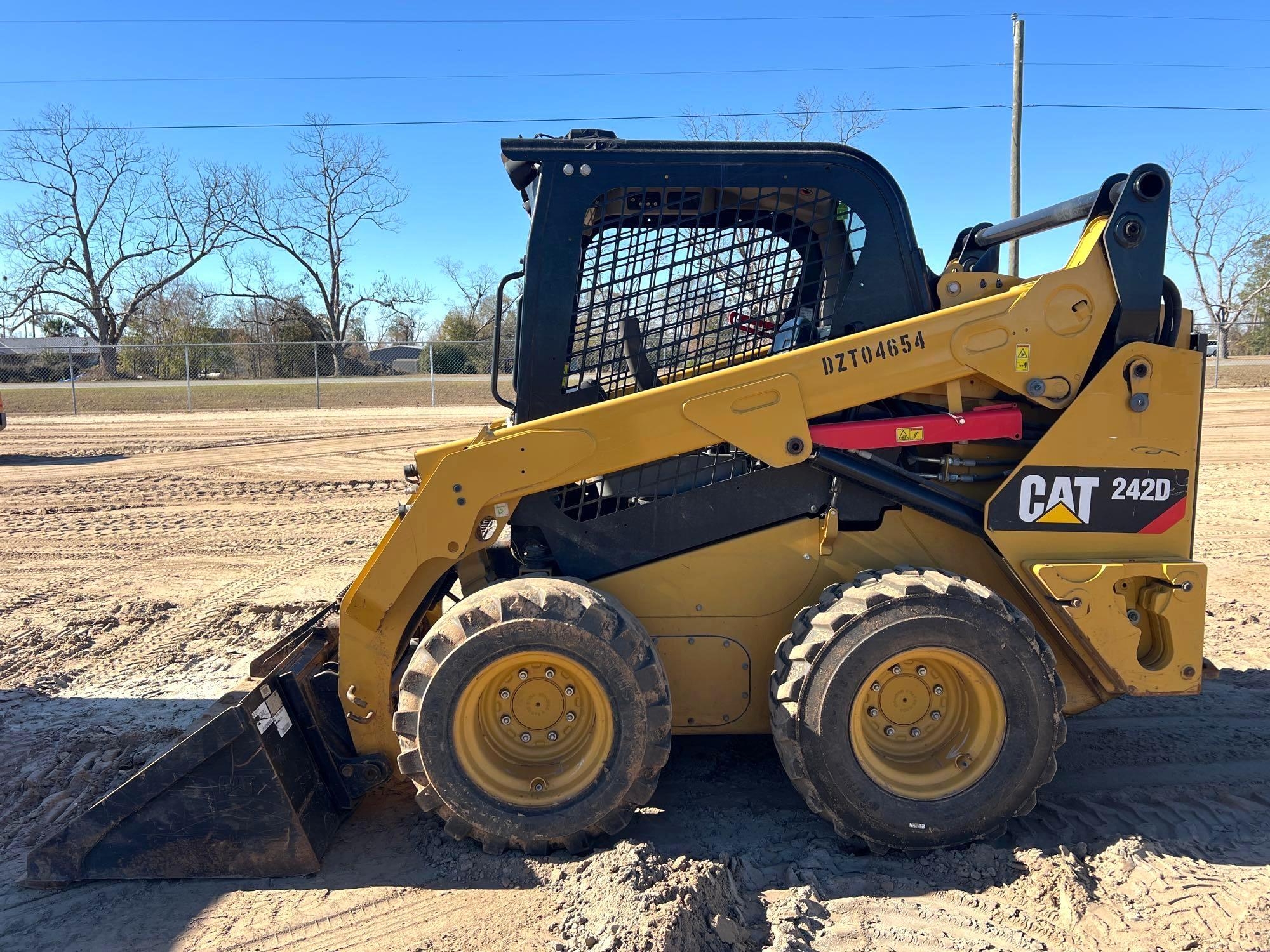 2018 CATERPILLAR 242D SKID STEER (A60429)