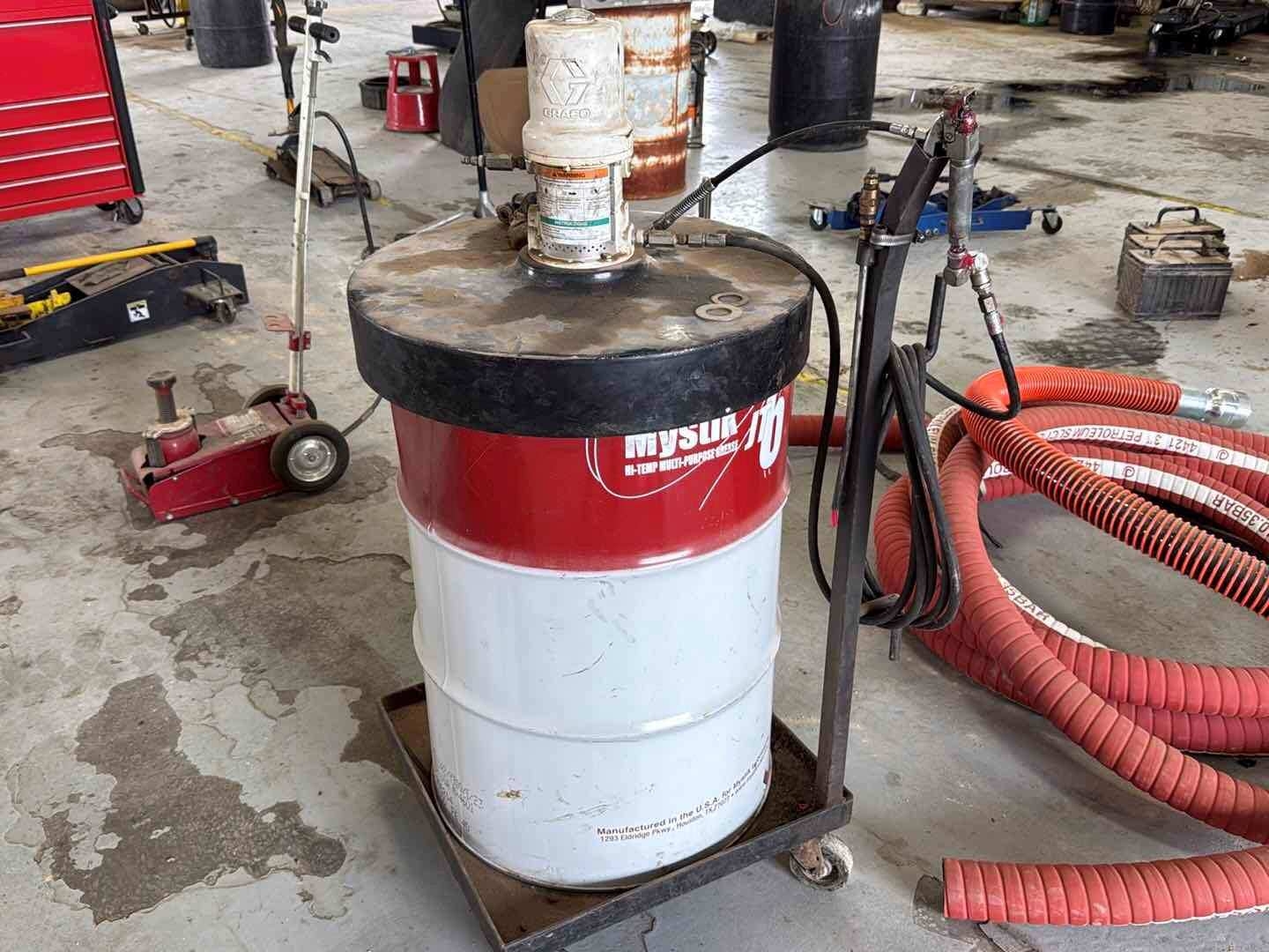 PNEUMATIC GREASE PUMP W/TANK & CART (A55745)