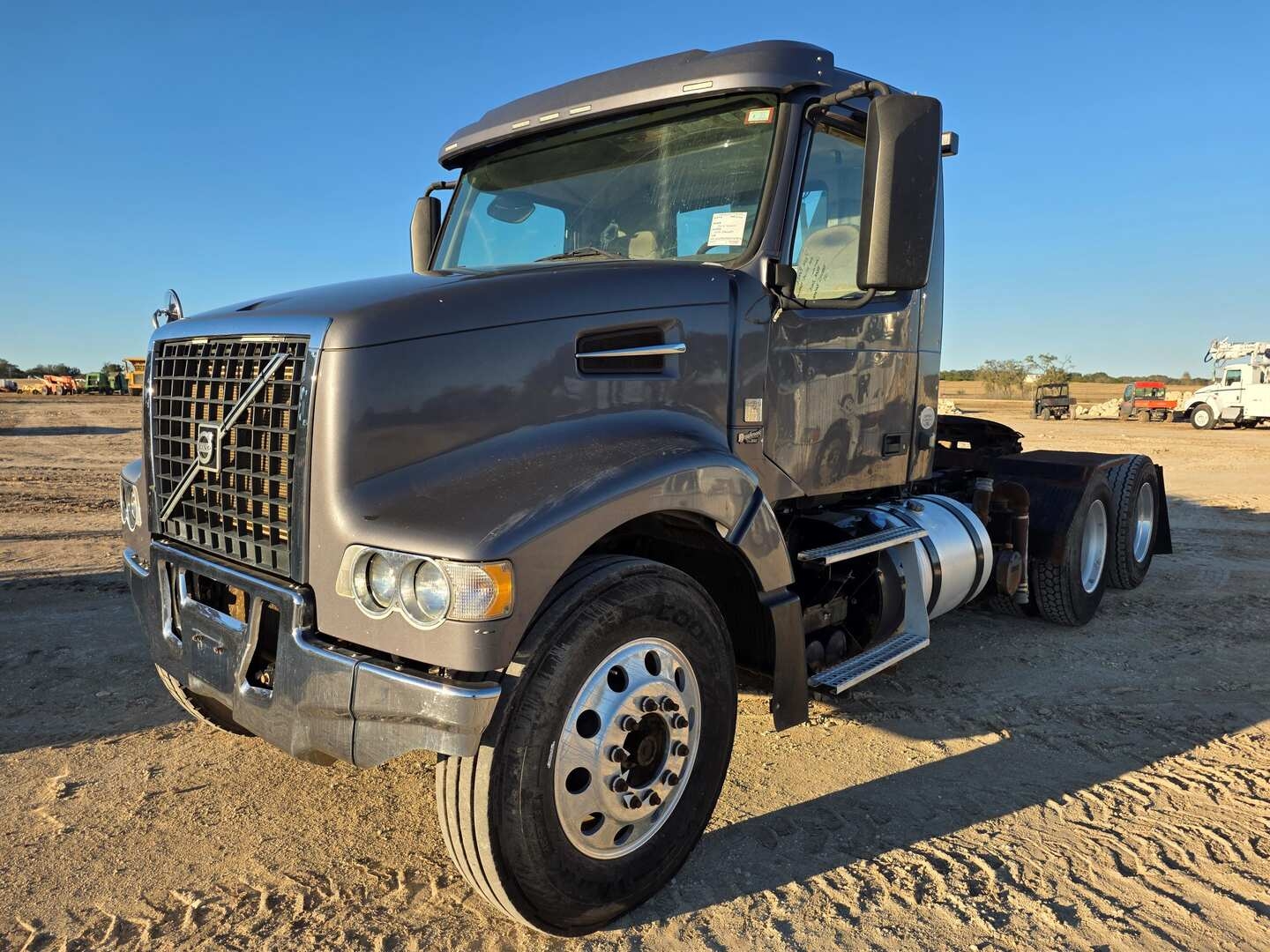 2014 VOLVO VHD DAYCAB (A58214)