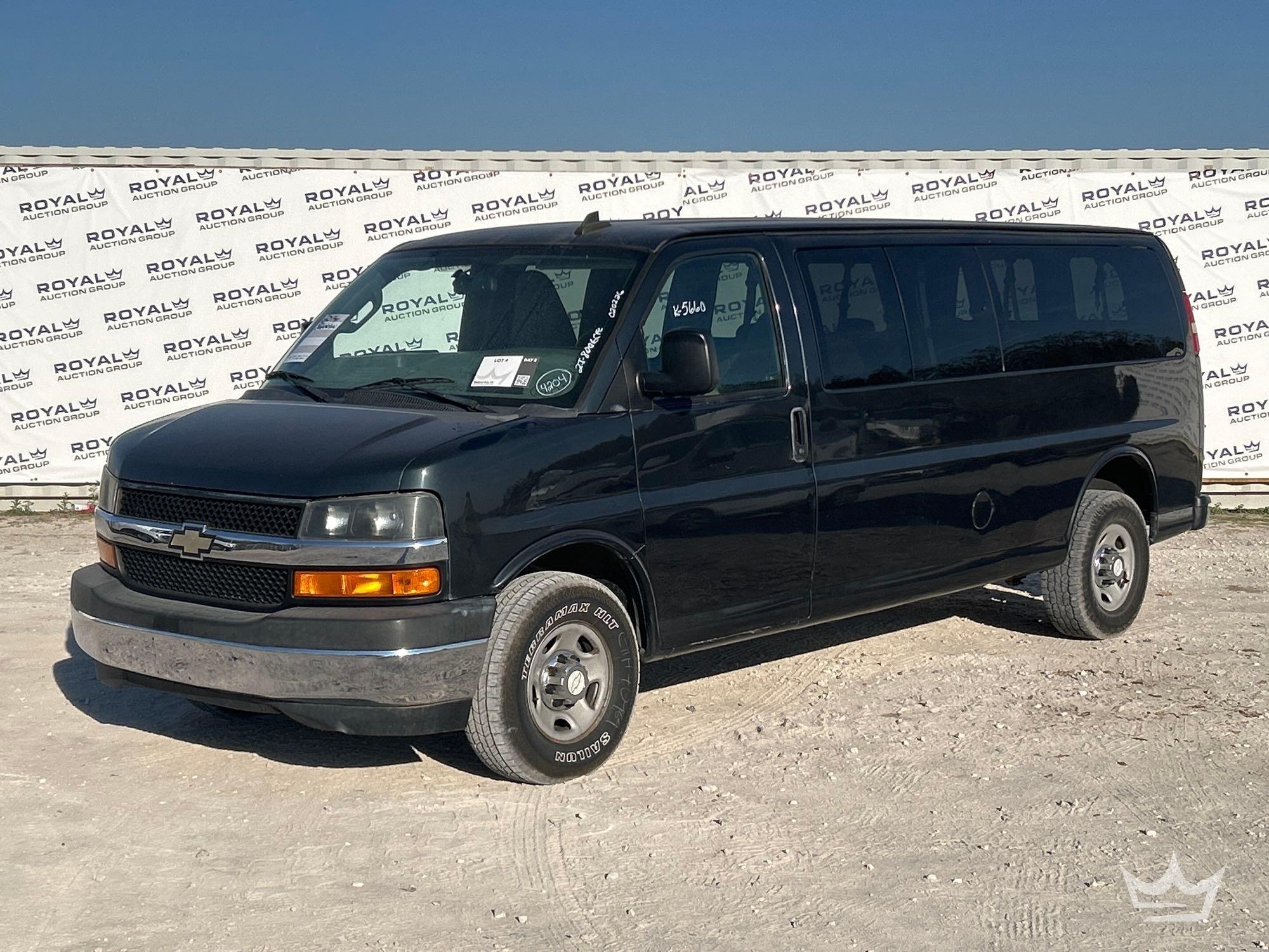 2017 Chevrolet Express 3500 Passenger Van (A61568)