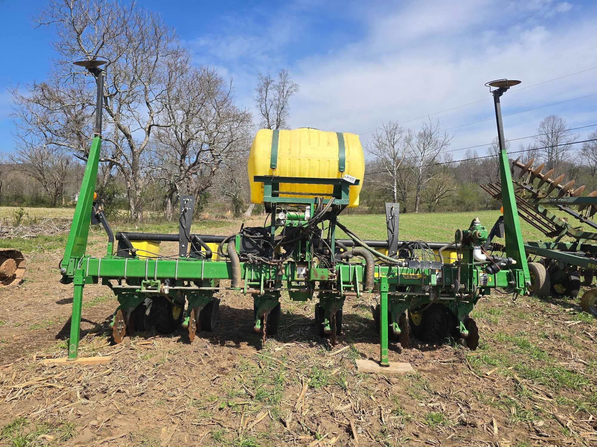 JOHN DEERE 1705 - 6R30" VACUUM PLANTER (A64277)