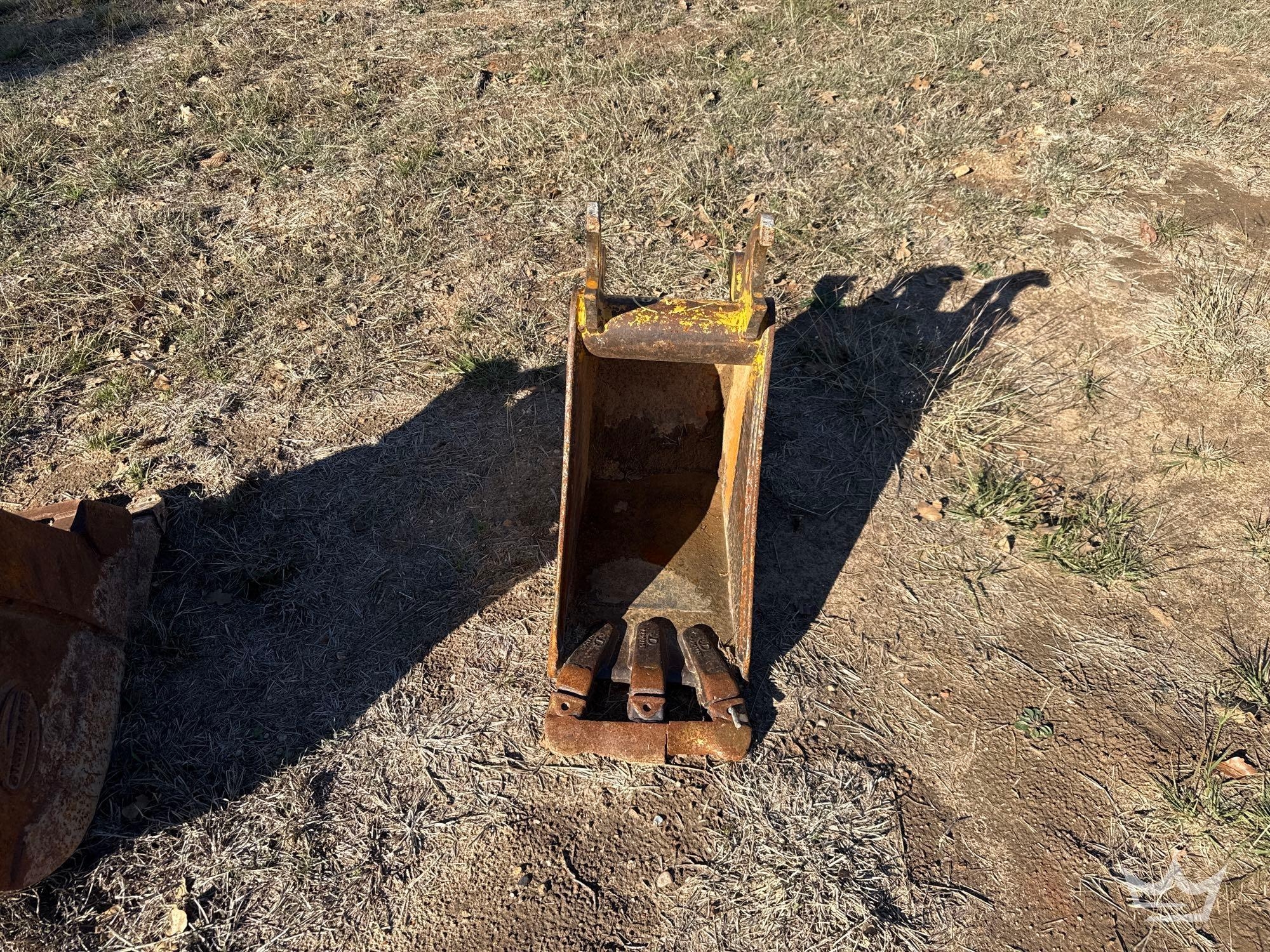 John Deere 12in Channel Tooth Bucket Excavator Attachment (A64194)