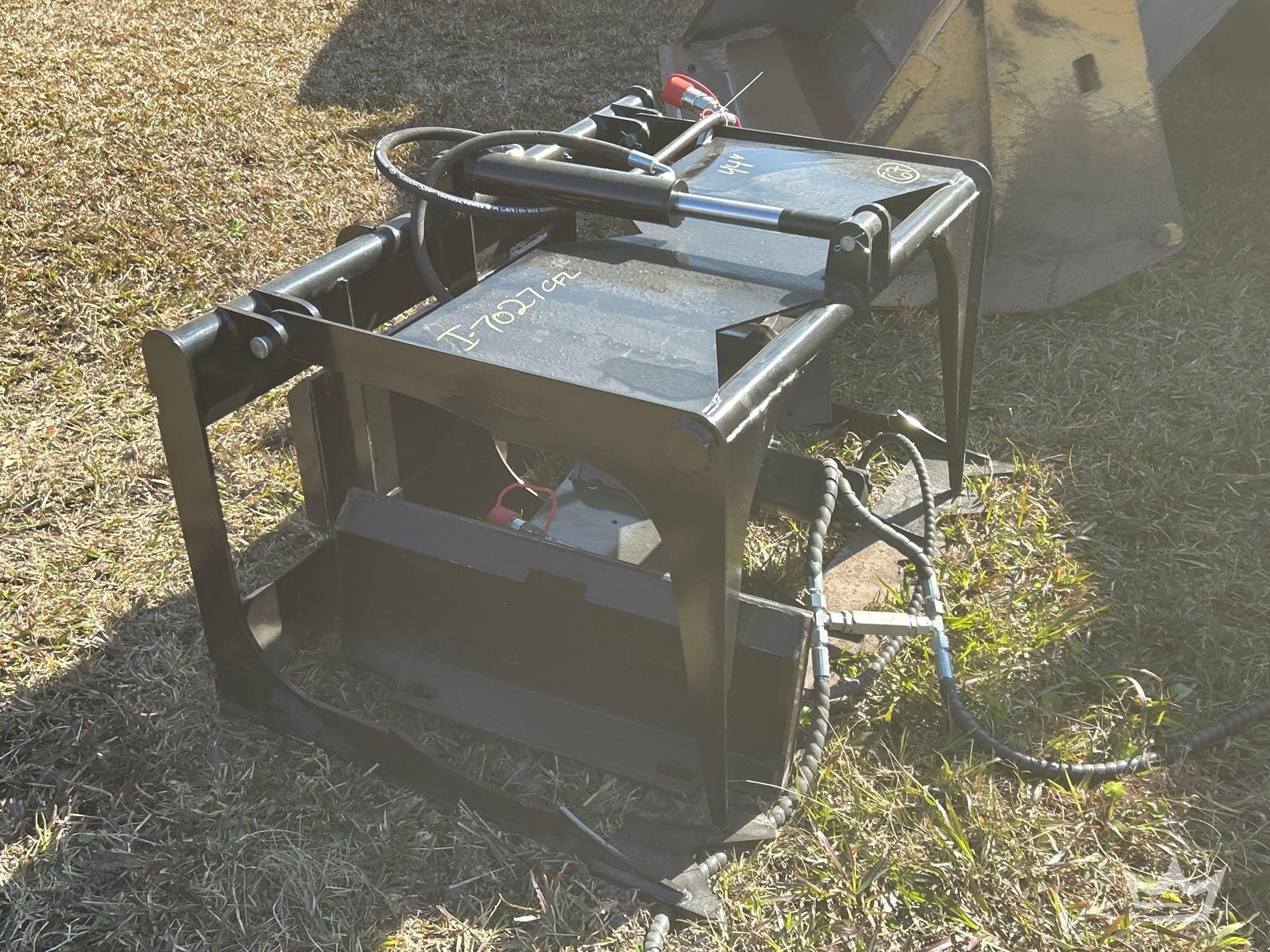 2025 44in Hydraulic Grapple Mini Skid Steer Attachment (A61572)