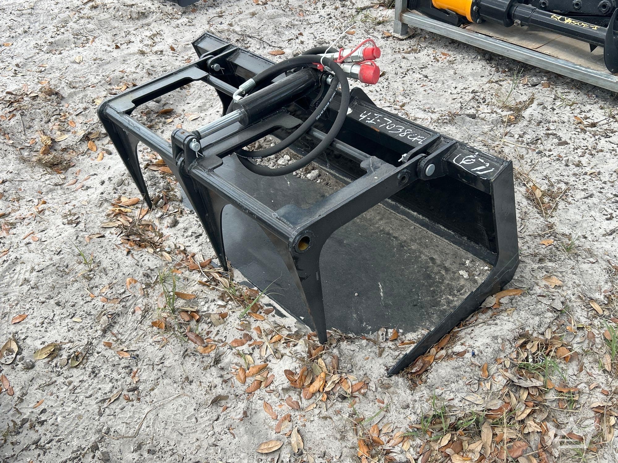 Single Cylinder Hydraulic Grapple Bucket Mini Skid Steer Attachment (A64553)