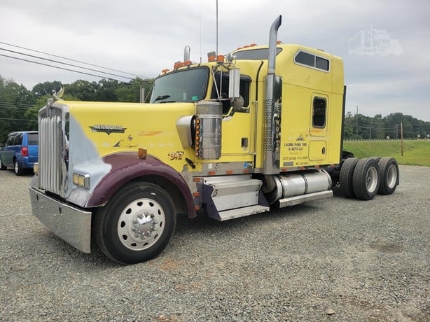 2001 KENWORTH W900 72" STUDIO SLEEPER (A62613)