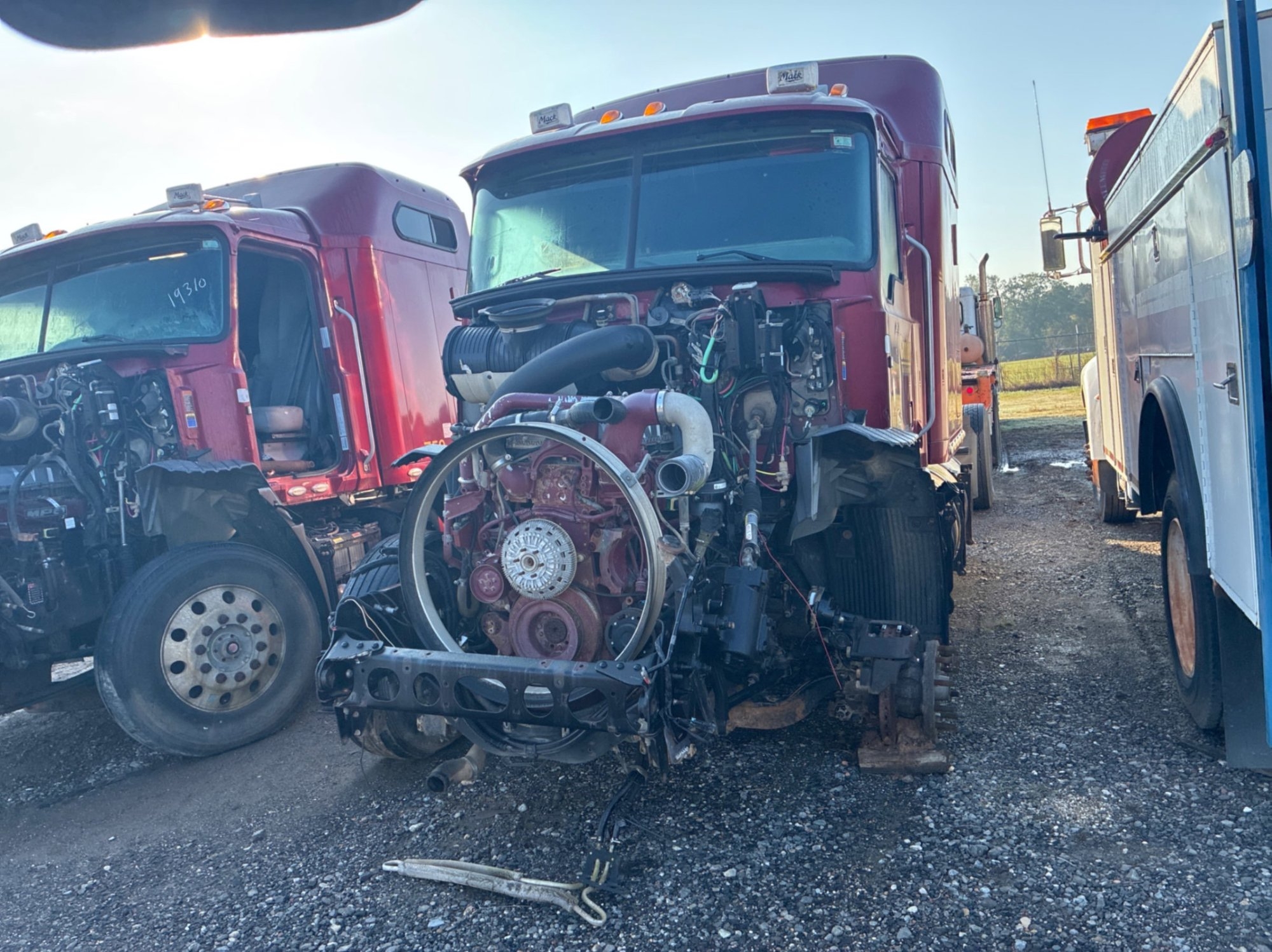 2016 MACK CXU613 MID-ROOF SLEEPER (INOPERABLE) (A55745)