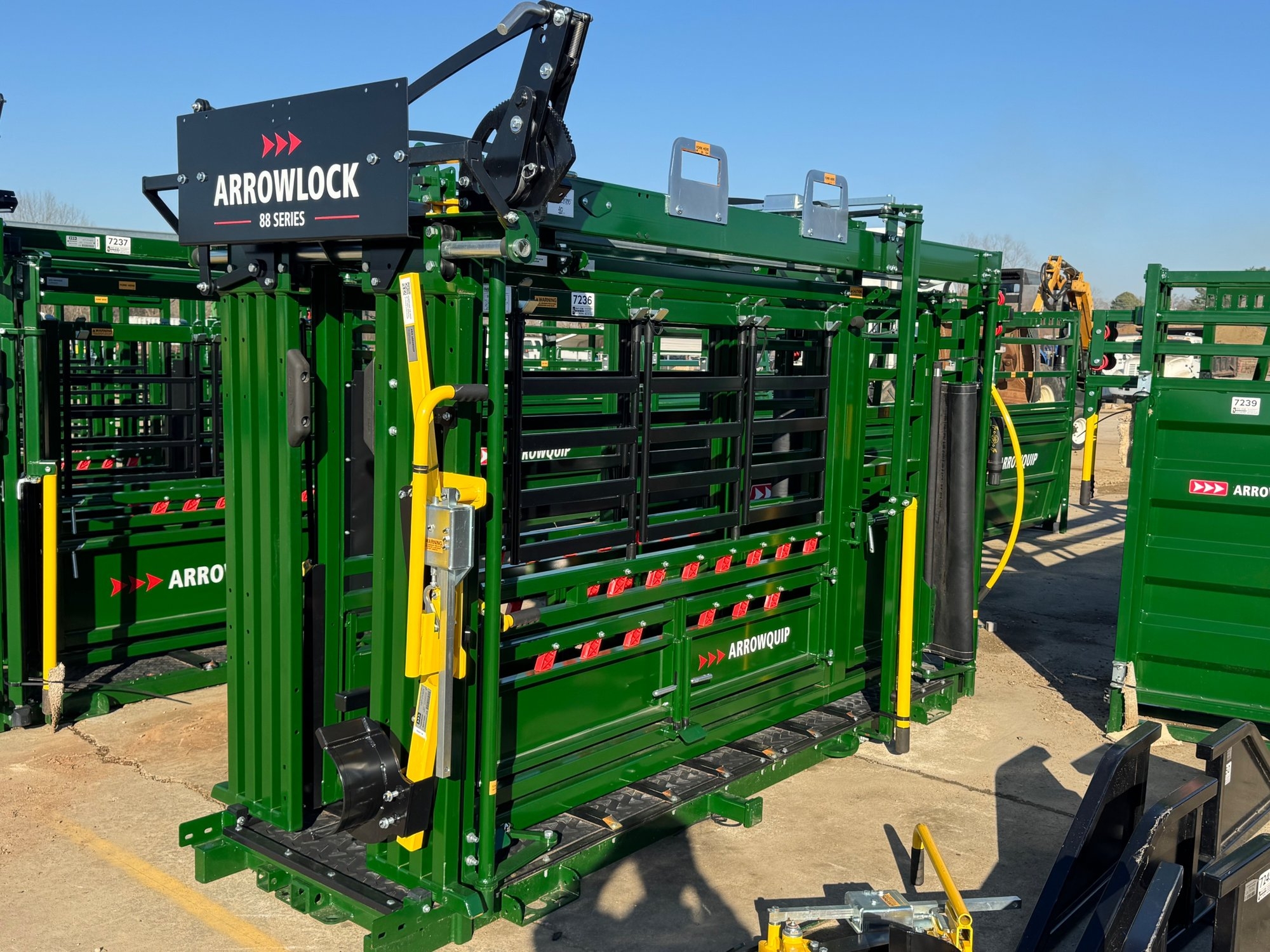 Arrow Quip 8800LV Cattle Chute with Sternum Bar and Head Holder (A64047)