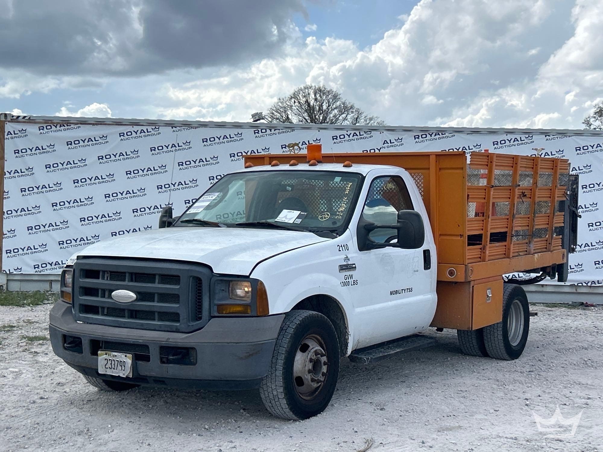 2005 Ford F-350 Stakebody Flatbed Truck w/ Liftgate (A61573)