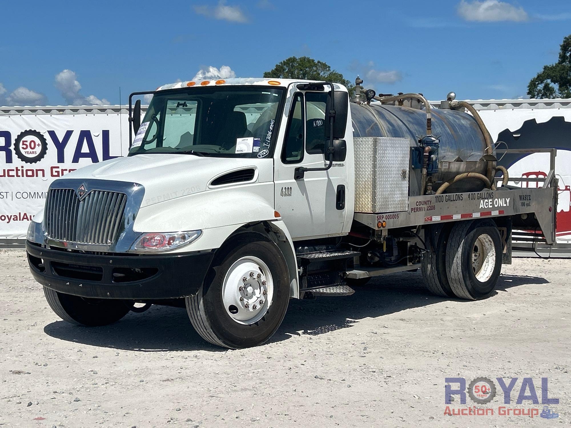 2003 International 4300 1100 Gallon Septic Truck (A48081)