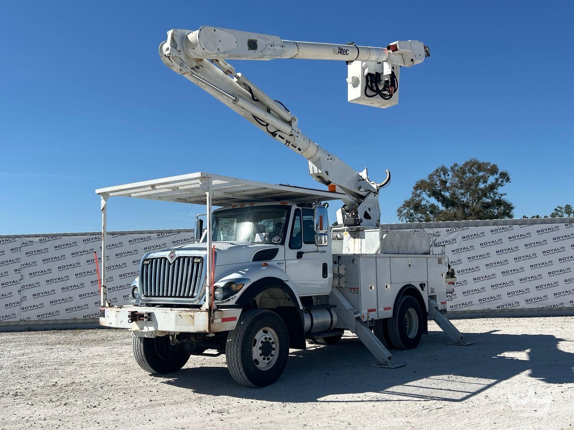2013 International WorkStar 7400 4x4 Altec AM547 50ft Material Handling Bucket Truck (A61568)
