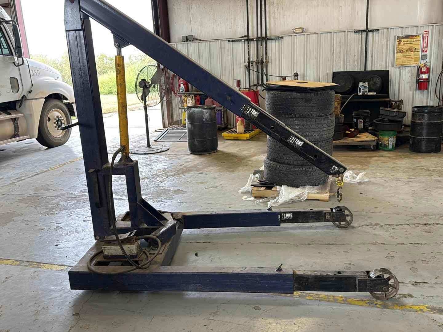 3 TON PNEUMATIC ENGINE CRANE (A55745)