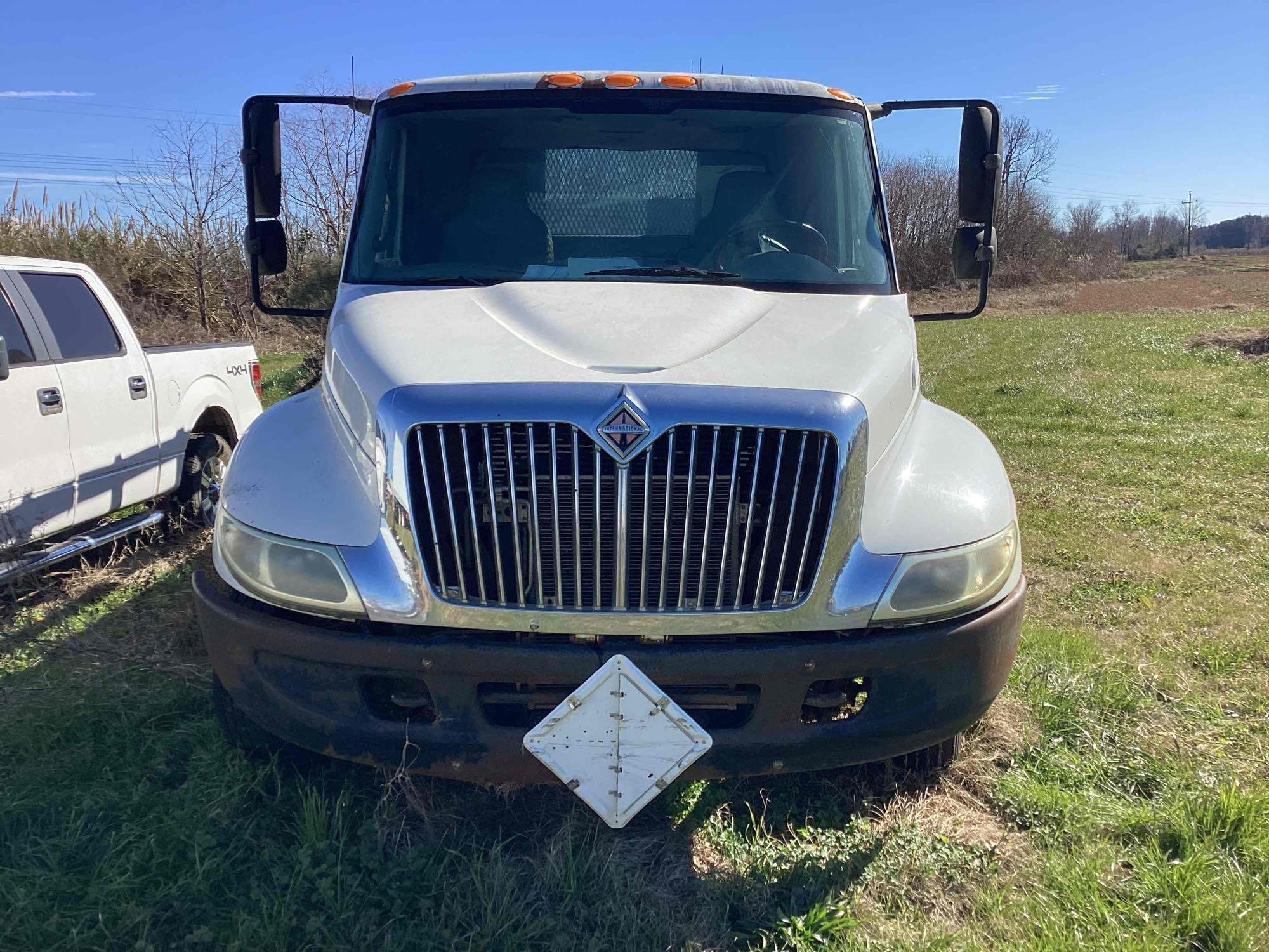 2003 International 4300 Flatbed Truck w/ Liftgate - Inoperable - 7.6L DT466 Diesel Engine (A50397)