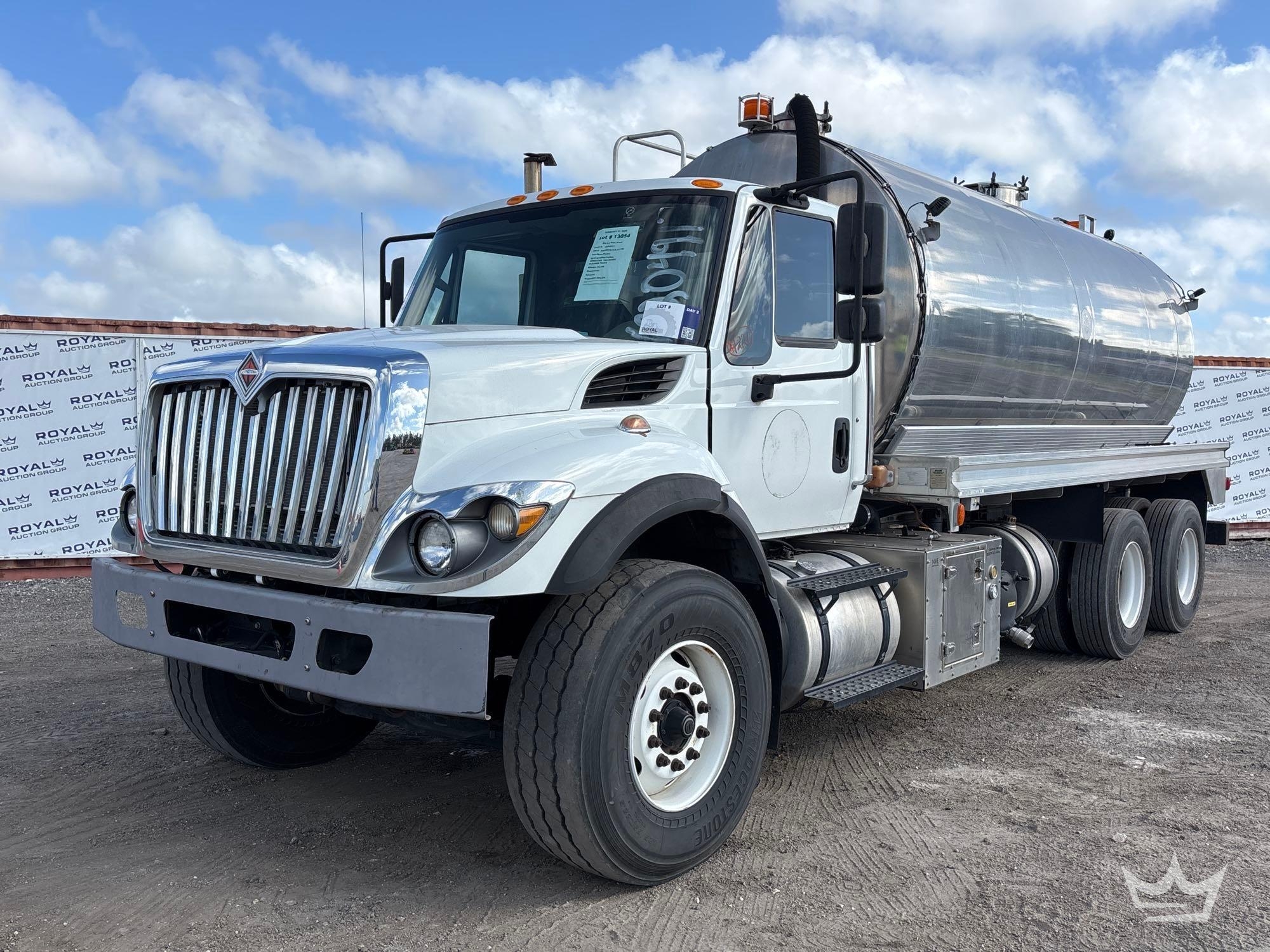 2018 International WorkStar 7500 T/A Matador 4,500 Gallon Septic Wet Vacuum Truck (A61573)