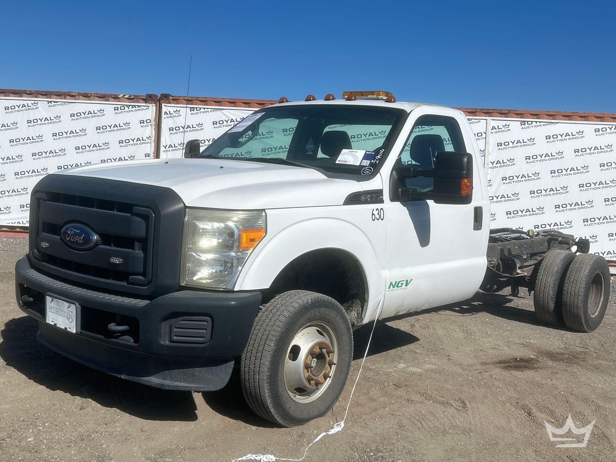2016 Ford F-350 4x4 Cab and Chassis Truck (A61568)