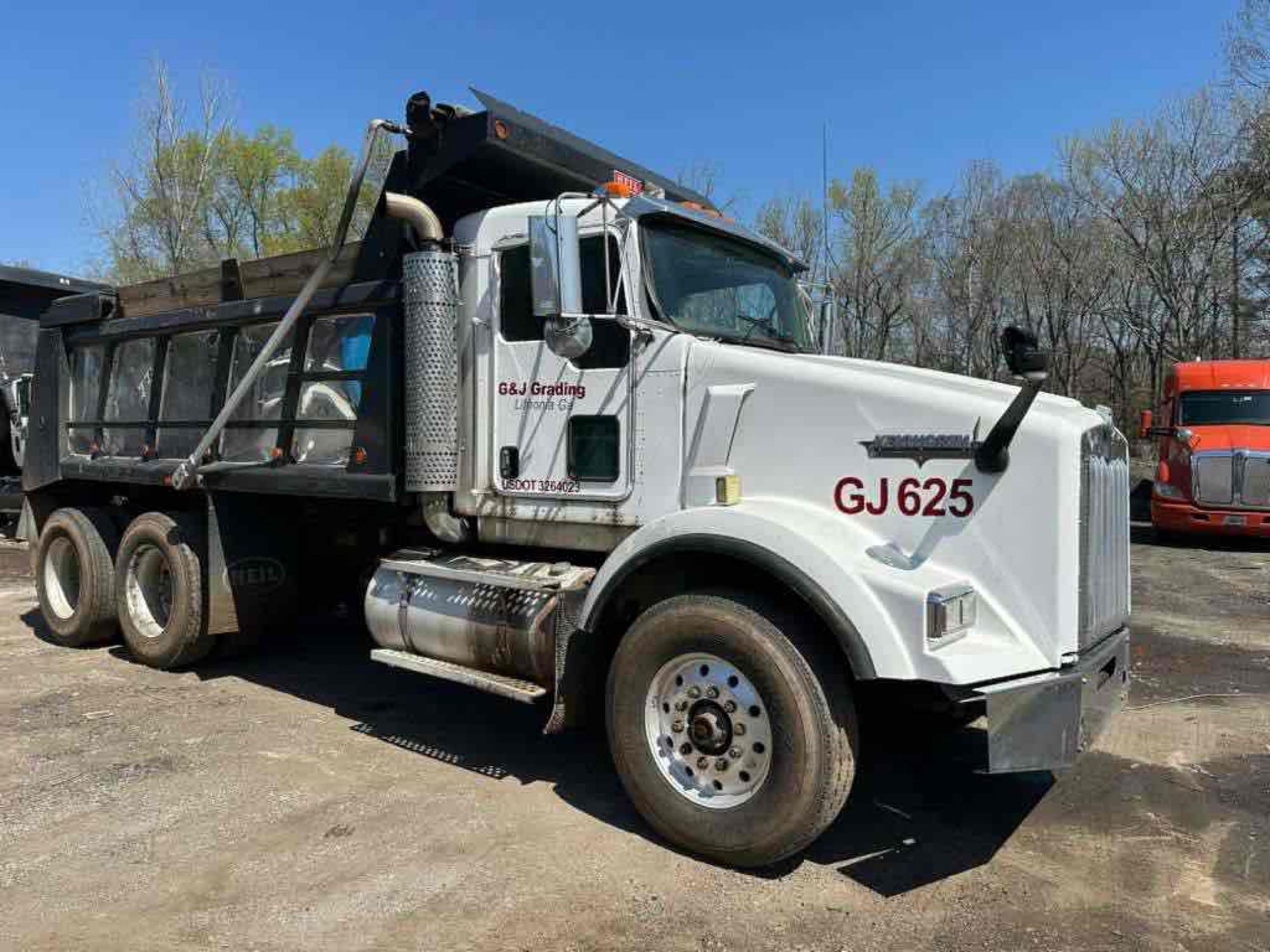 2006 Kenworth T800 Tandem Dump Truck, VIN # 1NKDLU0X26J147788 (A65563)