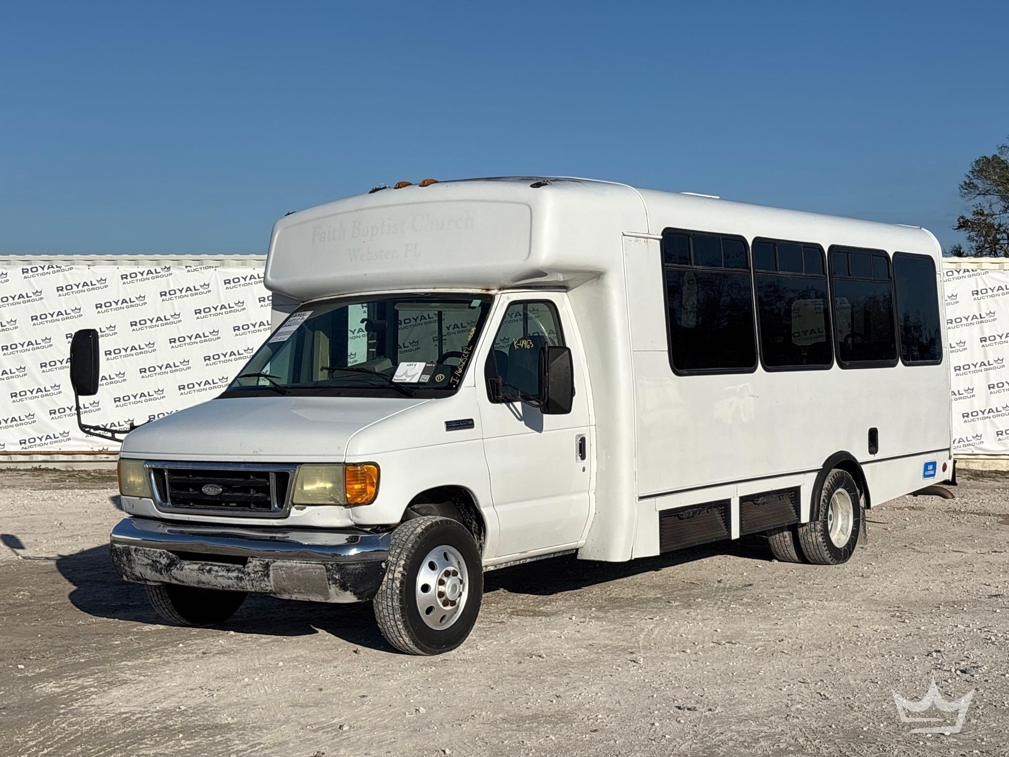 2003 Ford E-450 Super Duty Passenger Bus (A61568)