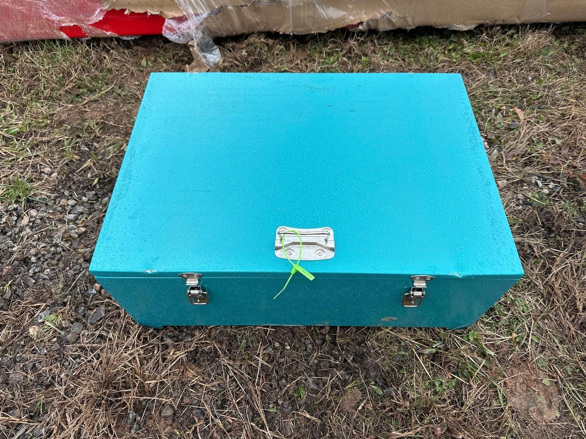 Metal Box with 32 Ratchet Straps (A57454)