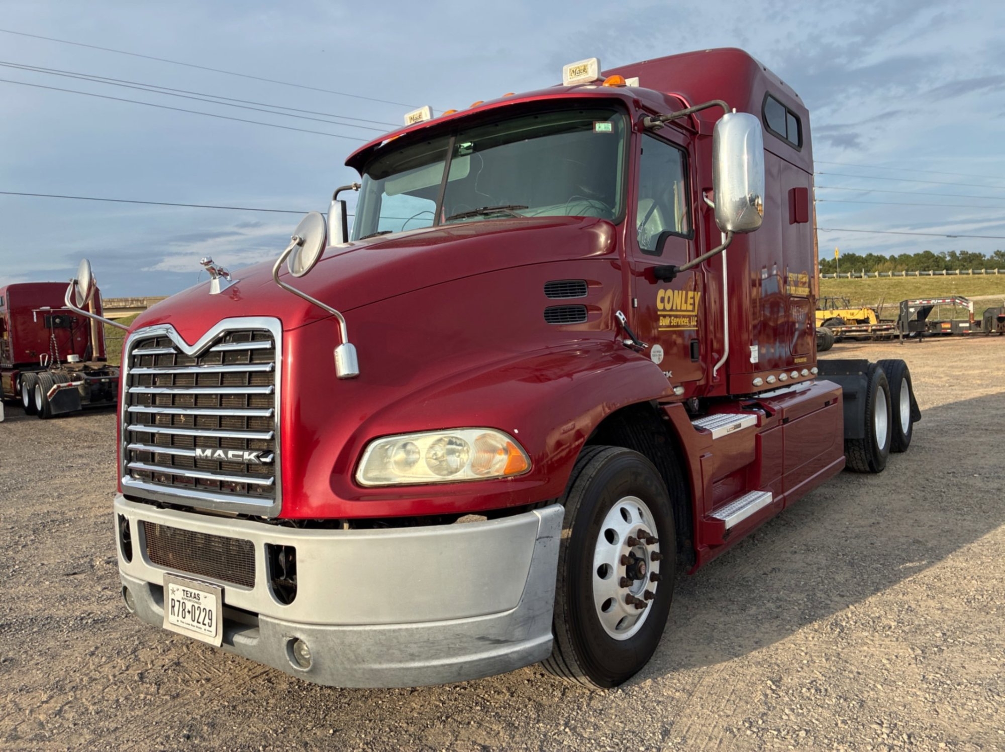 2016 MACK CXU613 MID-ROOF SLEEPER (A55745)