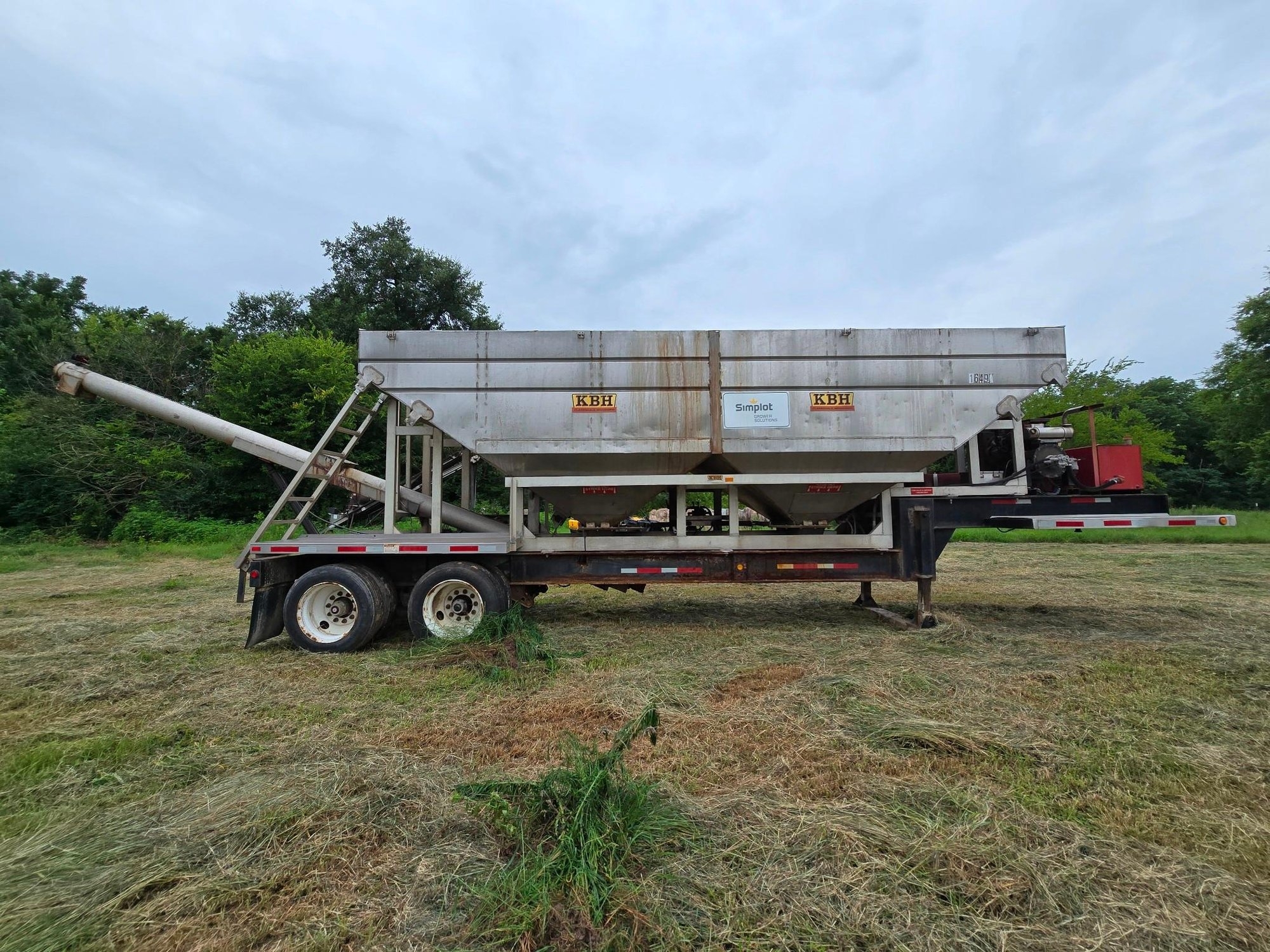 2016 KBH Fertilizer Tender Trailer - Isuzu Diesel, Hydraulic System, Rear Discharge (A55302)