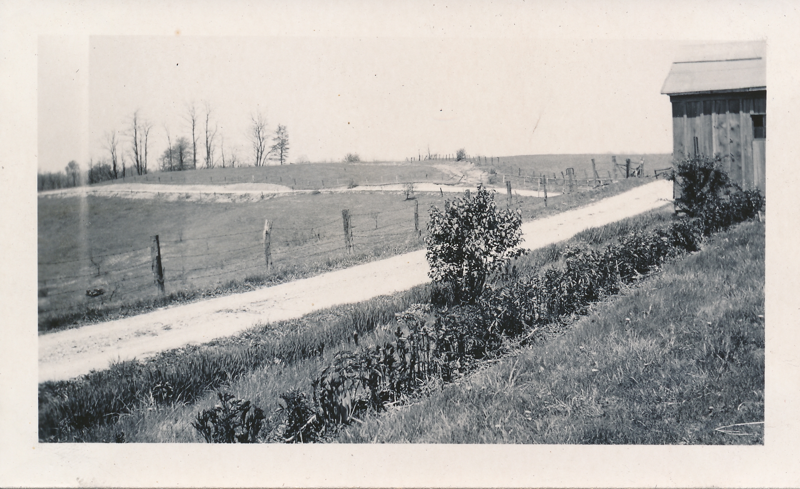_NoDate_RedAlbumP22_Label2_RoadToArchieHouse_BrownFarm_20240401_0001.jpg
