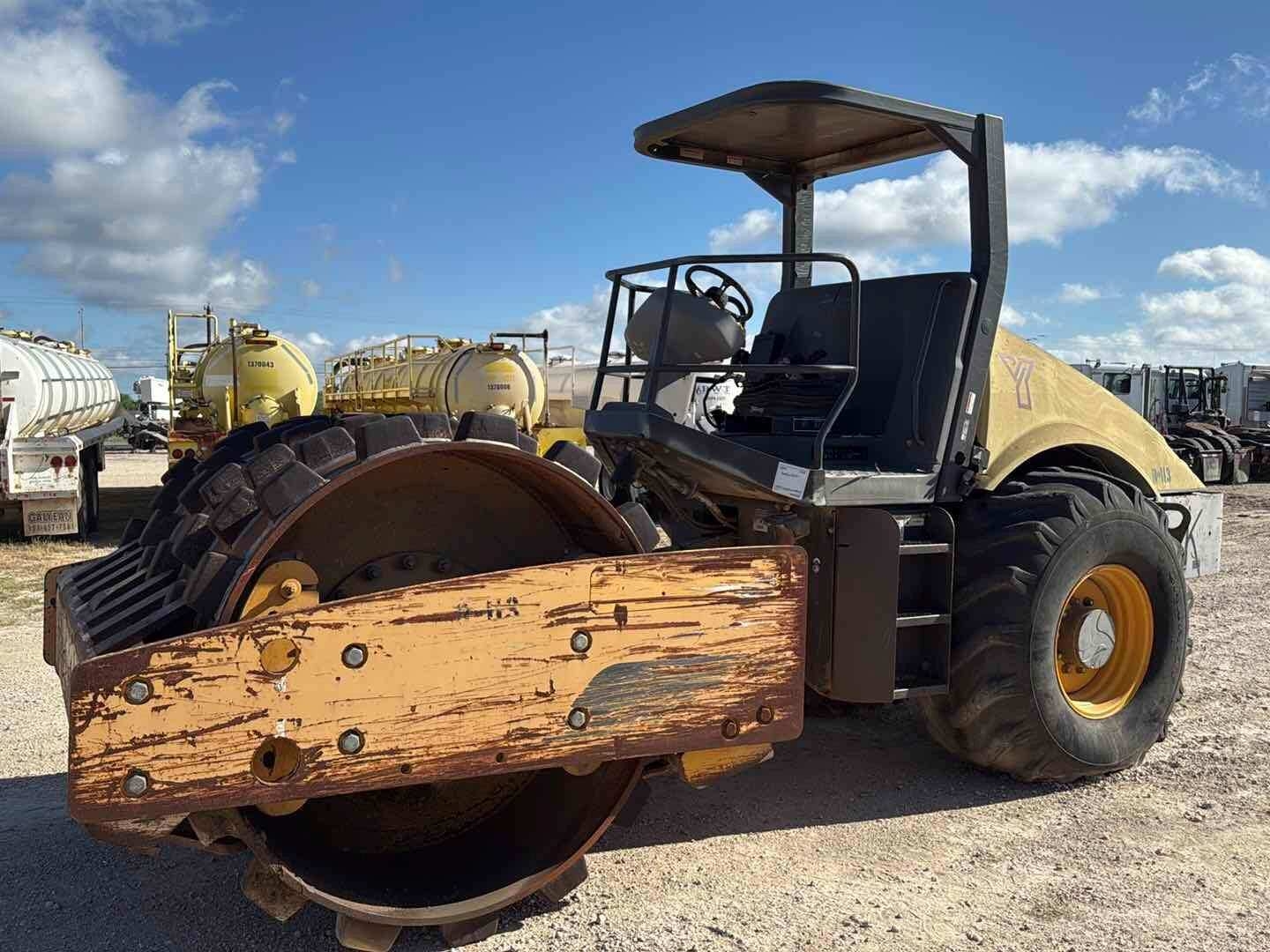 (INOPERABLE) VOLVO PADFOOT ROLLER (A50854)