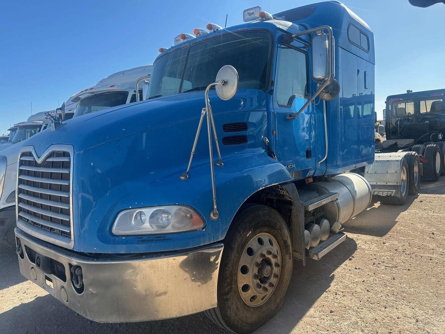 2011 MACK PINNACLE (A58214)